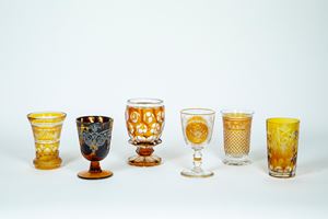Sei bicchieri in cristallo e vetro trasparente e giallo paglierino decori incisi a motivi di flora e fauna