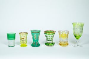 Sei bicchieri in cristallo e vetro trasparente e policromo nei toni del verde e del giallo
