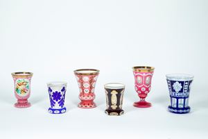 Sei bicchieri in cristallo trasparente e policromo nei toni del rosa, del blu e del bordeaux