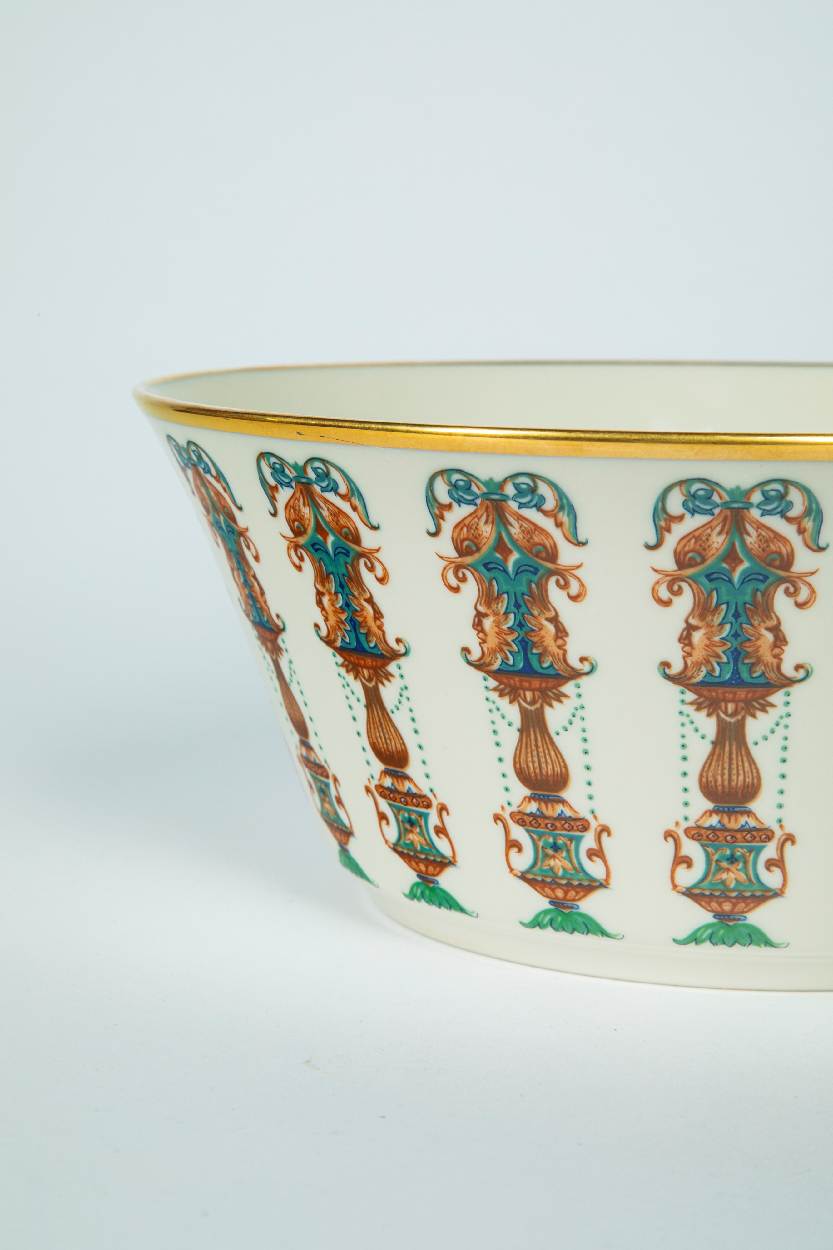 Lenox Made in USA. Insalatiera in porcellana a bordo dorato con decoro policromo a candelabra di ...