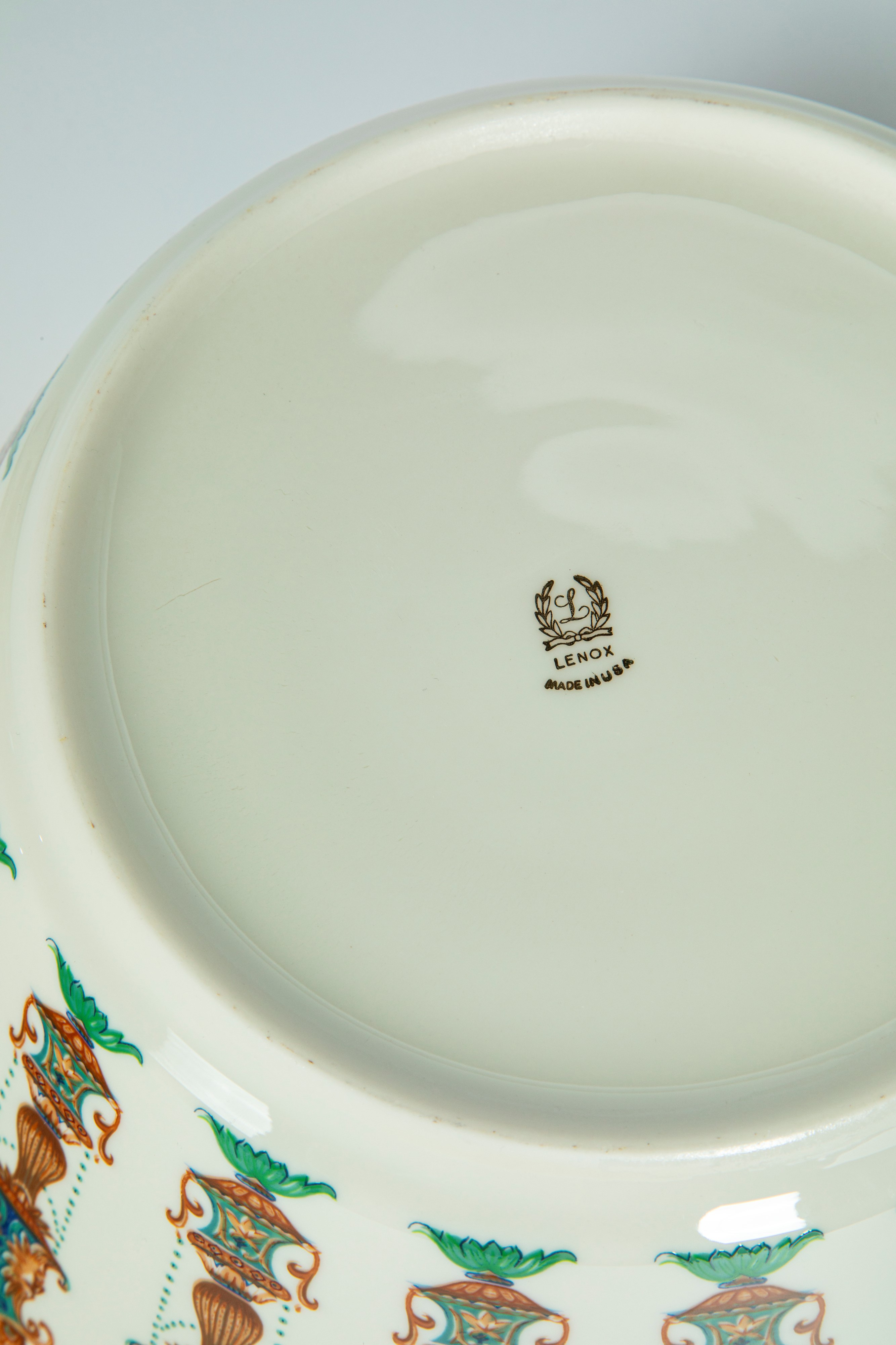 Lenox Made in USA. Insalatiera in porcellana a bordo dorato con decoro policromo a candelabra di ...