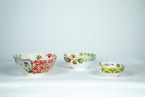 CTRLZAK Art & Design Studio &times; Seletti &mdash; Hybrid desig. Tre ciotole di misure differenti  in porcellana bianca decorata in policromia e con dorature a motivo asiatico europeo con decori floreali. New Born China.