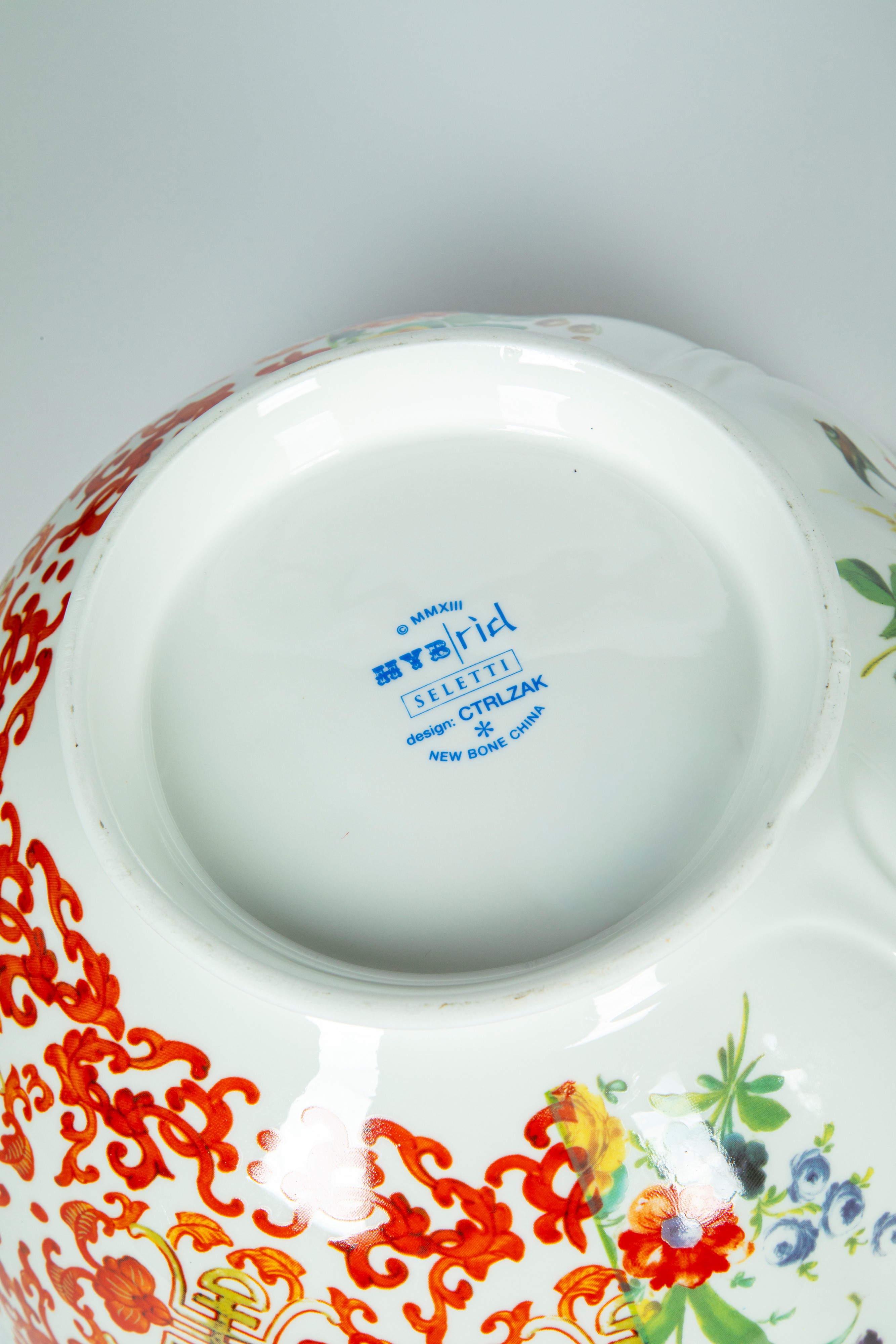 CTRLZAK Art & Design Studio × Seletti — Hybrid desig. Tre ciotole di misure differenti in porcell...