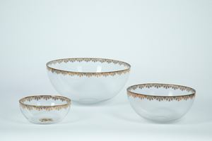 Set di tre ciotole di misure differenti in vetro trasparente con bordo dorato a motivo floreale 