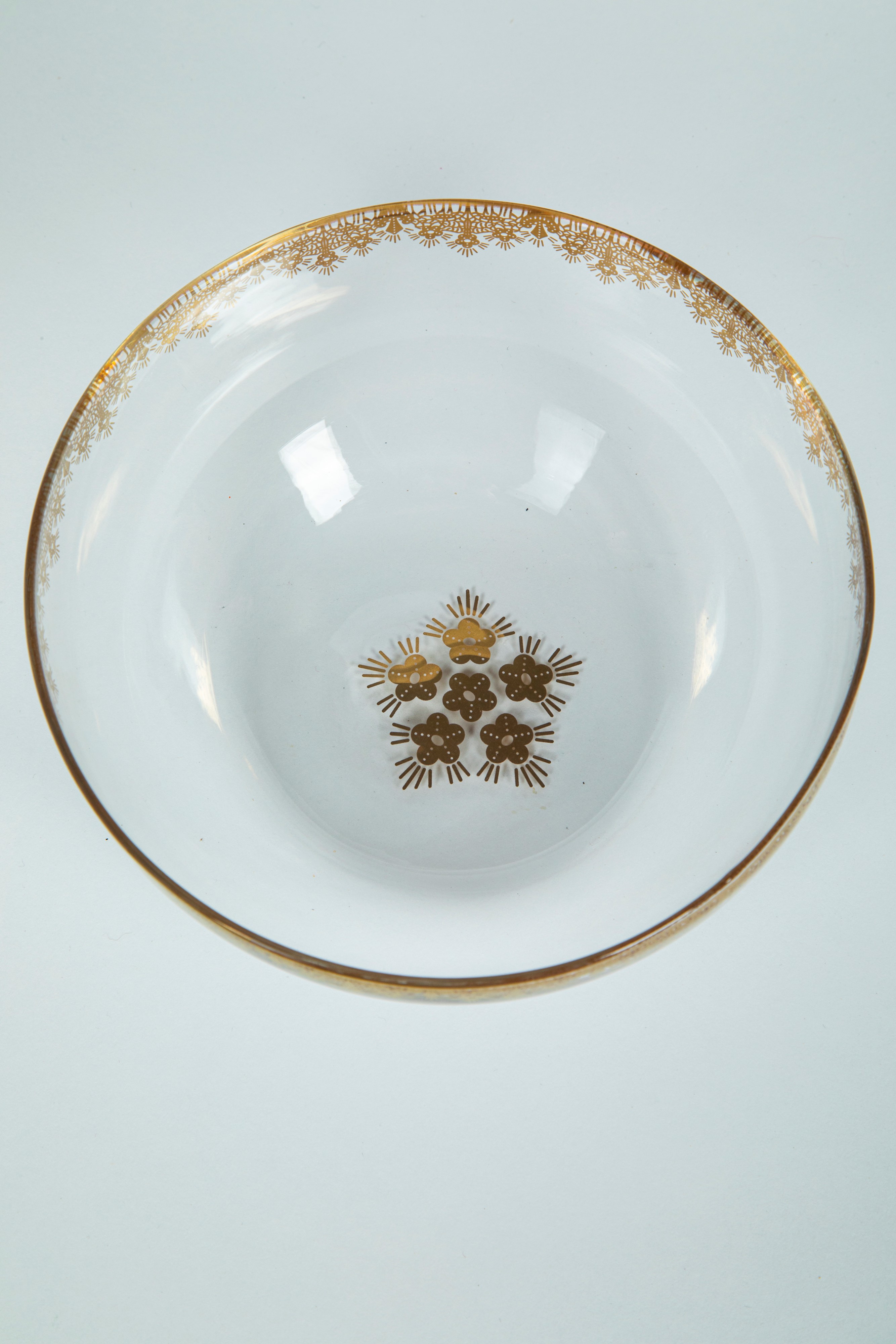 Set di tre ciotole di misure differenti in vetro trasparente con bordo dorato a motivo floreale