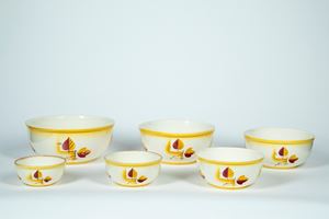 Villeroy & Boch, Dresden. Set a nido composto da sei ciotole in ceramica policroma decorata nei toni del giallo e del rosso a motivo floreale stilizzato.