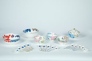 CTRLZAK Art & Design Studio &times; Seletti &mdash; Hybrid design. Servizio da tavola composto da due ciotole, tre ciotoline, una formaggiera con coperchio e diciassette cucchiaini  in porcellana bianca decorata in policromia e con dorature a motivo asiatico europeo. New Bone China.