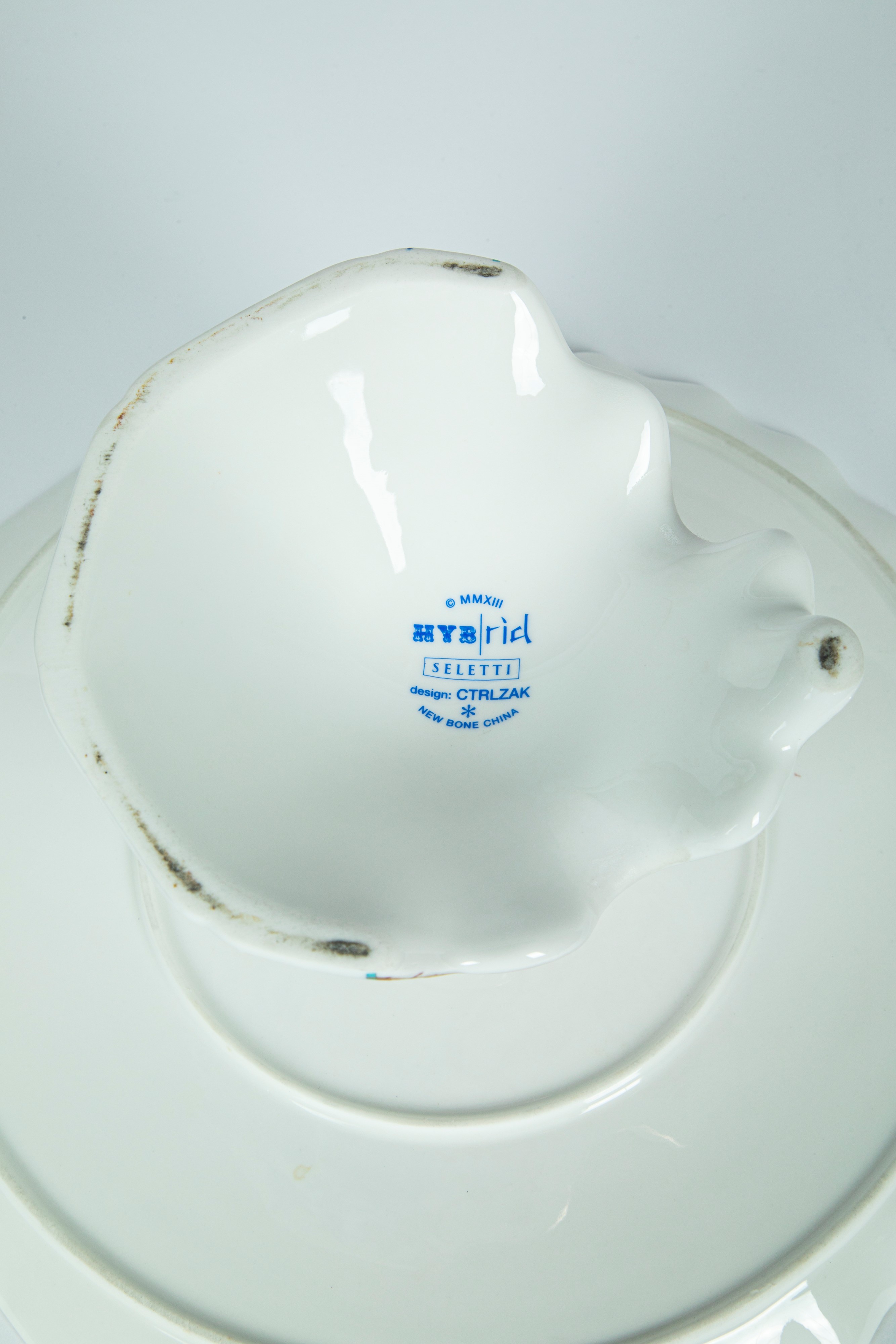 CTRLZAK Art & Design Studio × Seletti — Hybrid design. Due alzate di diverse misure e un vassoio ...