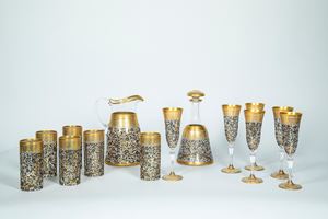 Set composto da un brocca, un decanter da vino, sei calici da champagne e sei bicchieri da cocktail in cristallo con ricco decoro oro e nero a motivi floreali