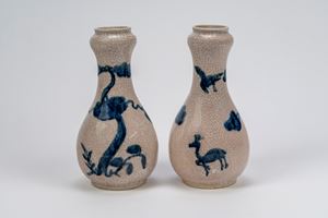 Coppia di vasi in porcellana "garlic shape" a fondo craquel&eacute; con smalto blu sottovetrina, Cina