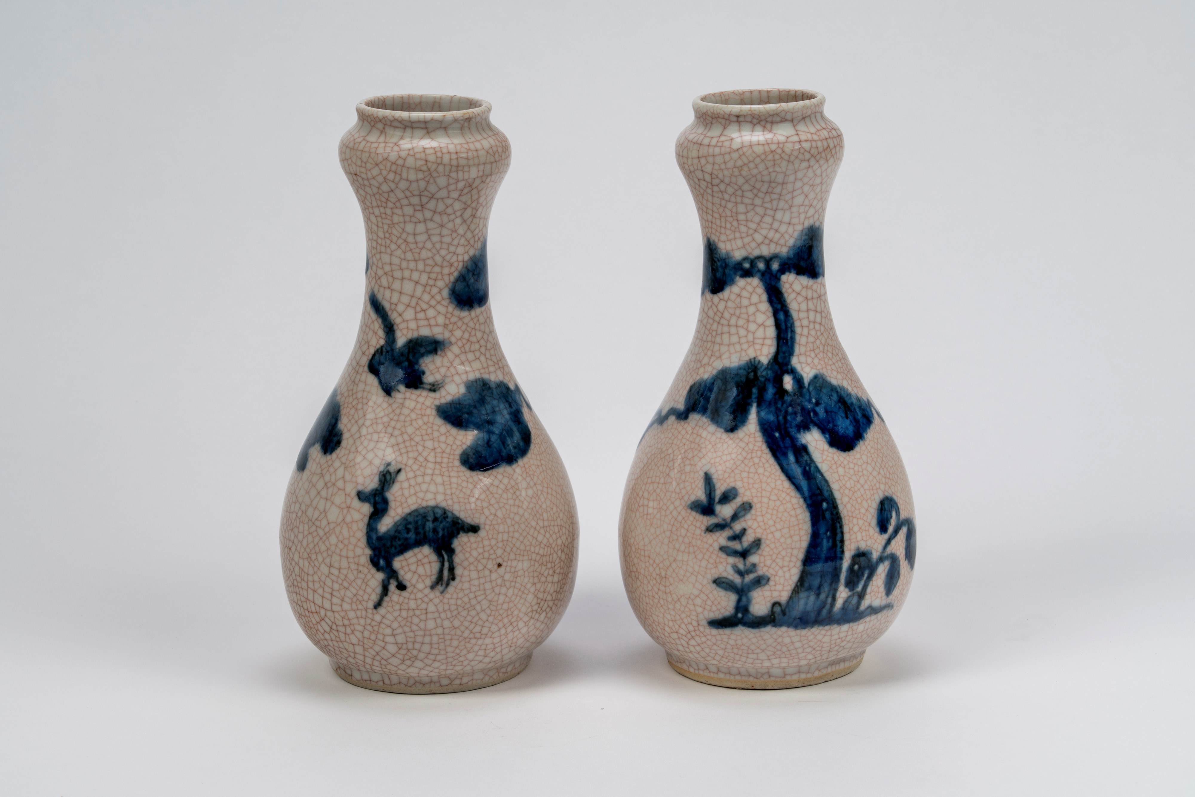 Coppia di vasi in porcellana "garlic shape" a fondo craquelé con smalto blu sottovetrina, Cina