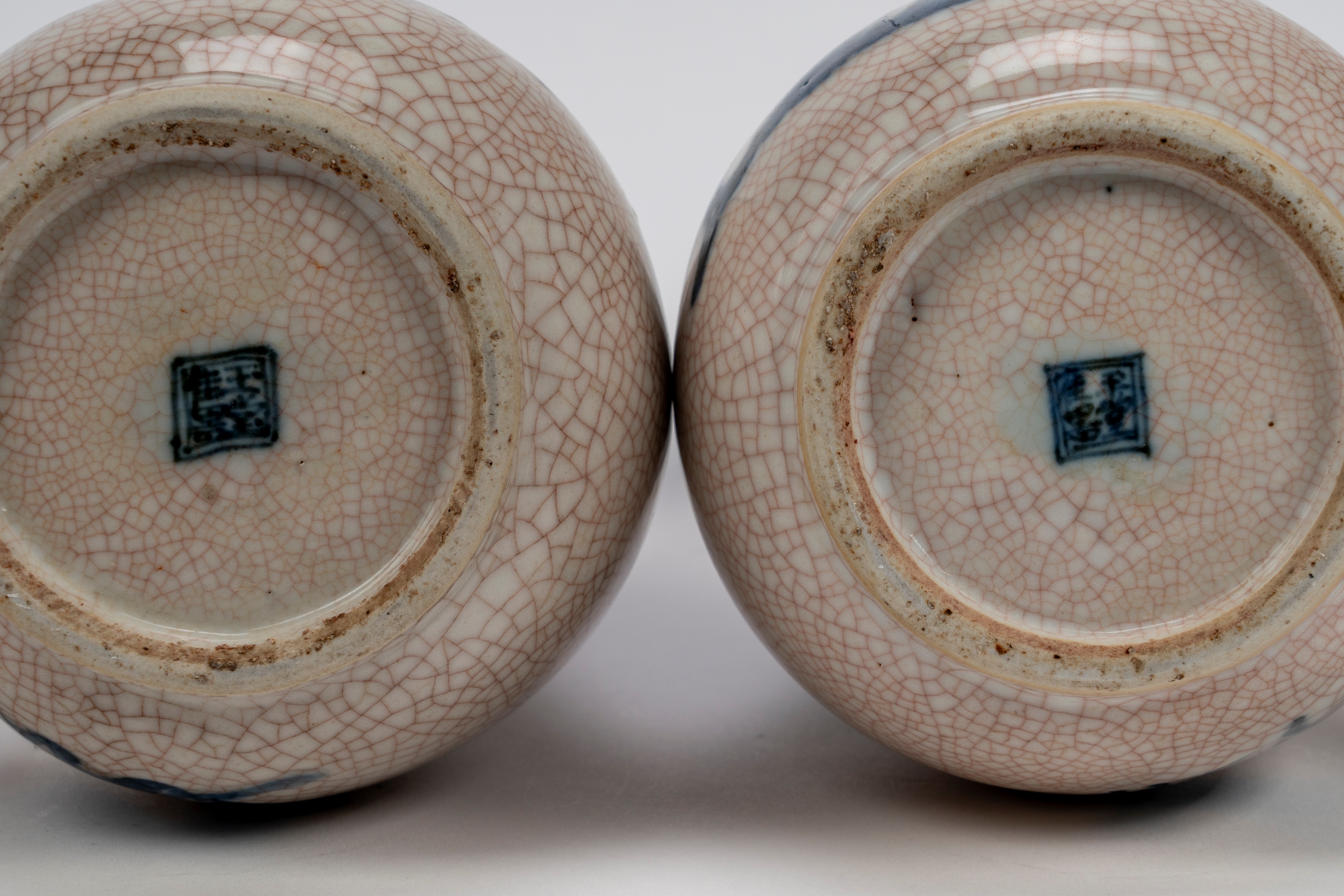 Coppia di vasi in porcellana "garlic shape" a fondo craquelé con smalto blu sottovetrina, Cina