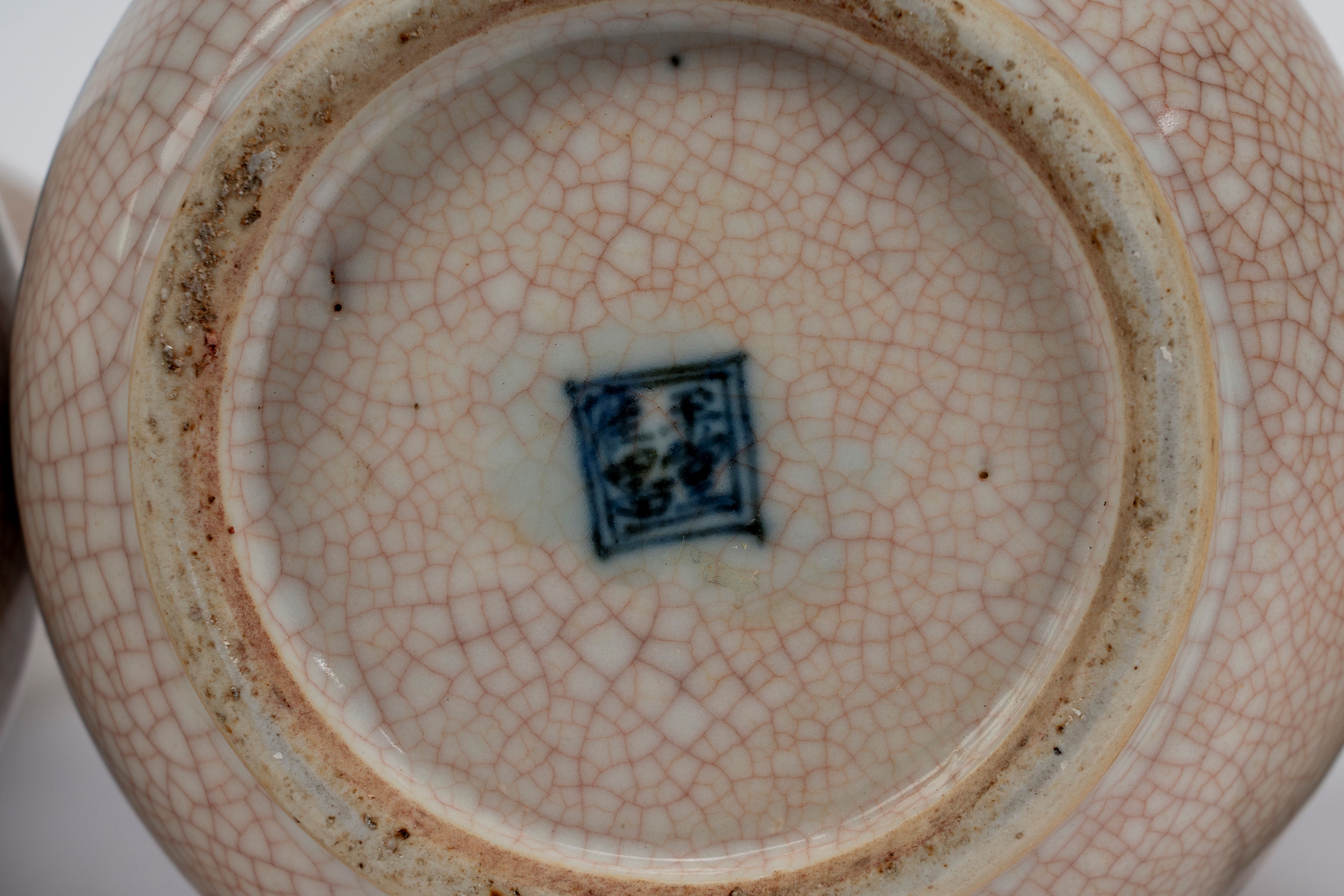 Coppia di vasi in porcellana "garlic shape" a fondo craquelé con smalto blu sottovetrina, Cina