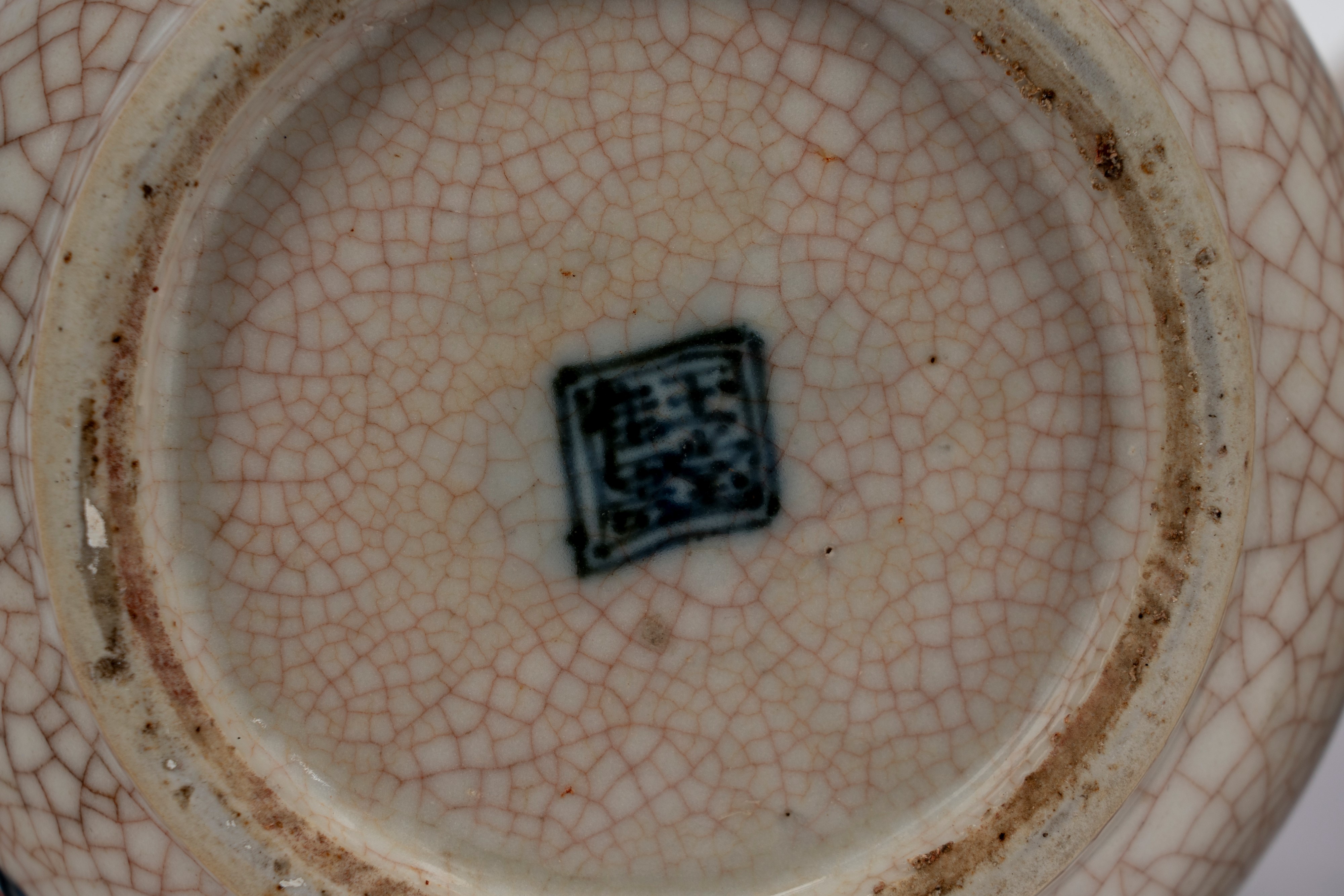 Coppia di vasi in porcellana "garlic shape" a fondo craquelé con smalto blu sottovetrina, Cina