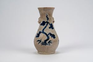 Vaso in porcellana a fondo craquel&eacute; con smalto blu sotto vetrina, Cina