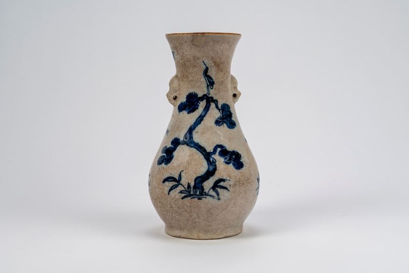 Vaso in porcellana a fondo craquelé con smalto blu sotto vetrina, Cina