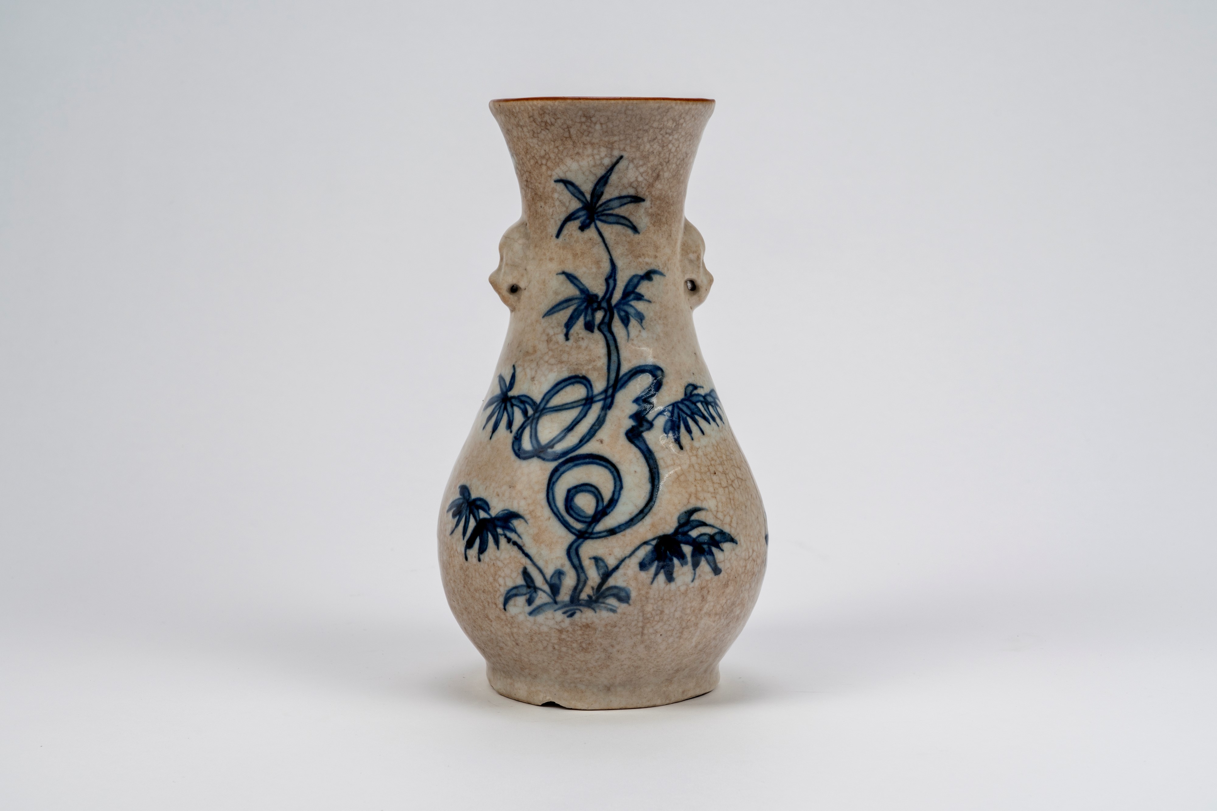 Vaso in porcellana a fondo craquelé con smalto blu sotto vetrina, Cina