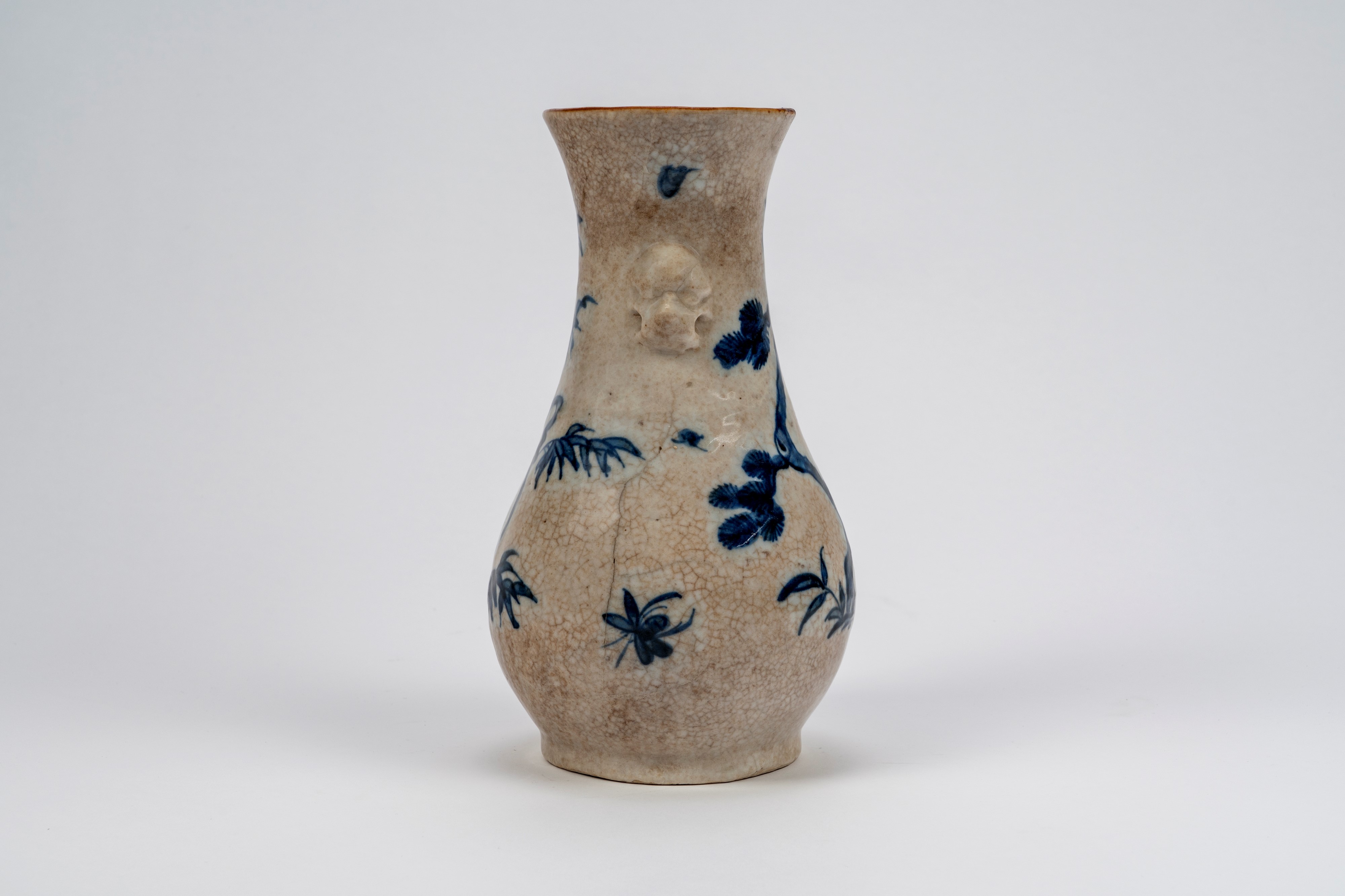 Vaso in porcellana a fondo craquelé con smalto blu sotto vetrina, Cina