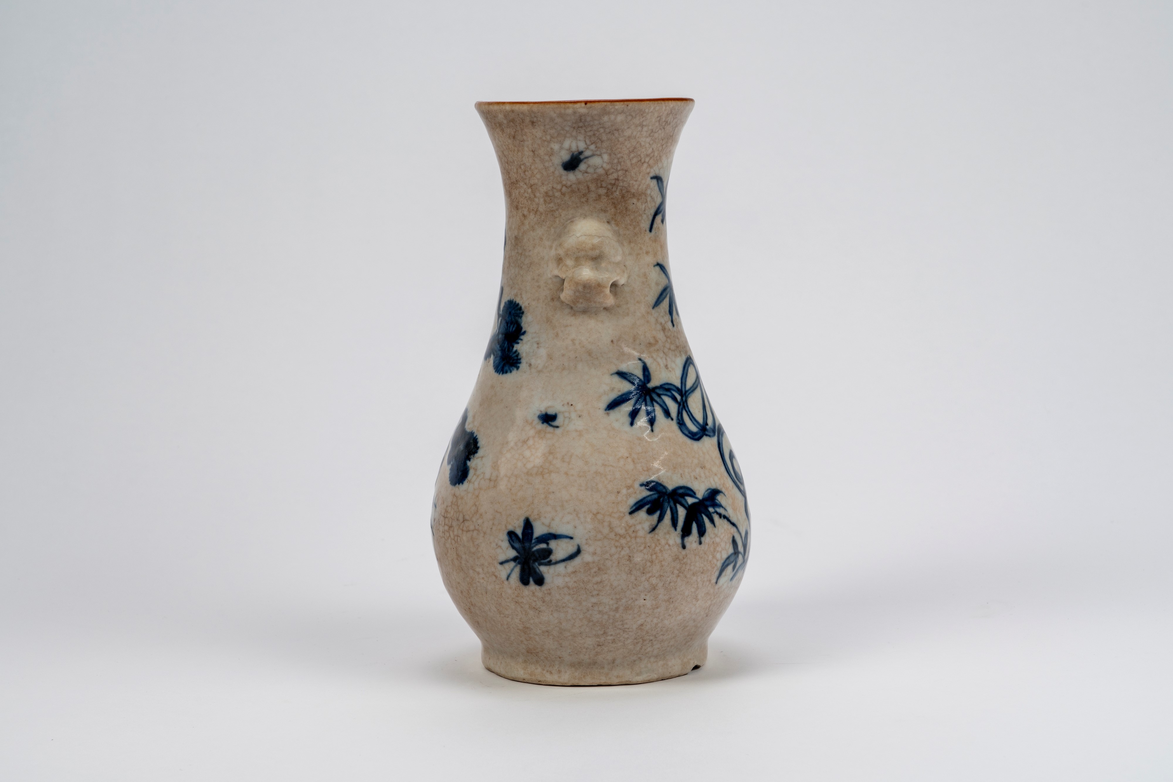 Vaso in porcellana a fondo craquelé con smalto blu sotto vetrina, Cina