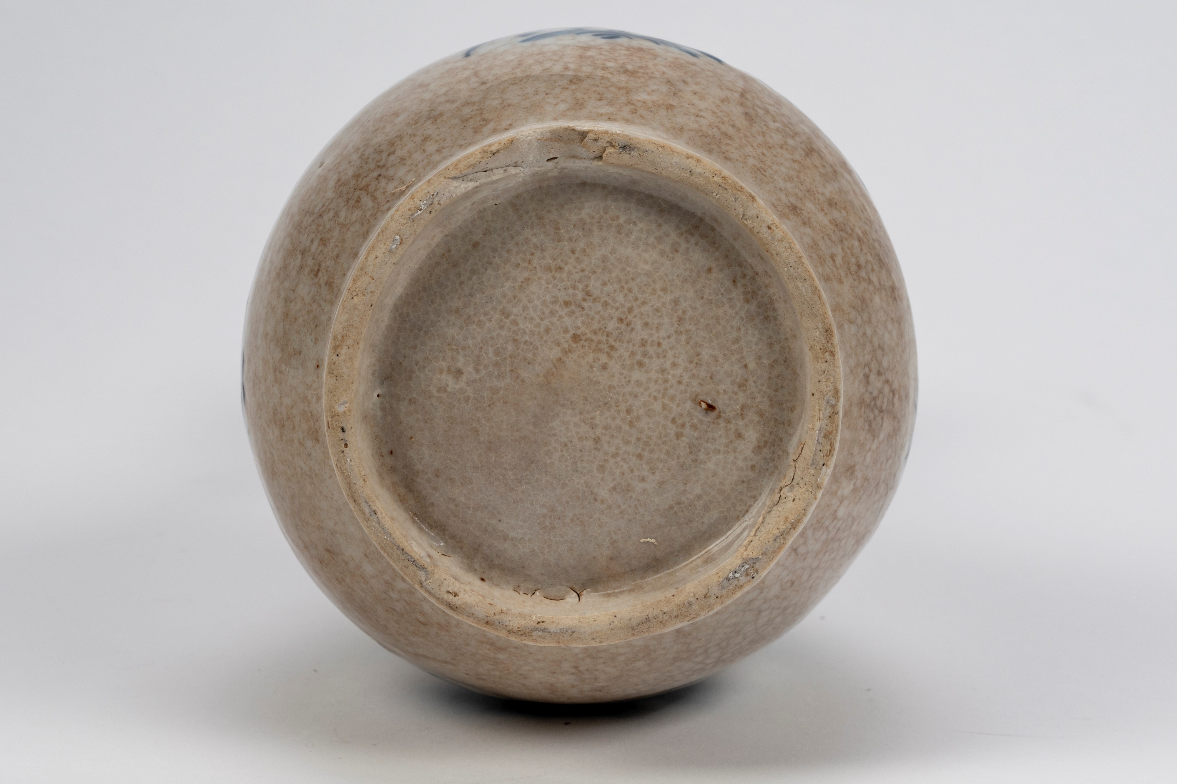 Vaso in porcellana a fondo craquelé con smalto blu sotto vetrina, Cina