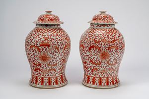 Coppia di vasi a balaustro con coperchio in porcellana, decoro in rosso ferro, Cina, tarda dinastia Qing