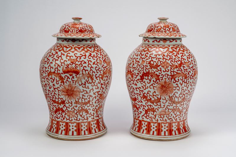 Coppia di vasi a balaustro con coperchio in porcellana, decoro in rosso ferro, Cina, tarda dinast...
