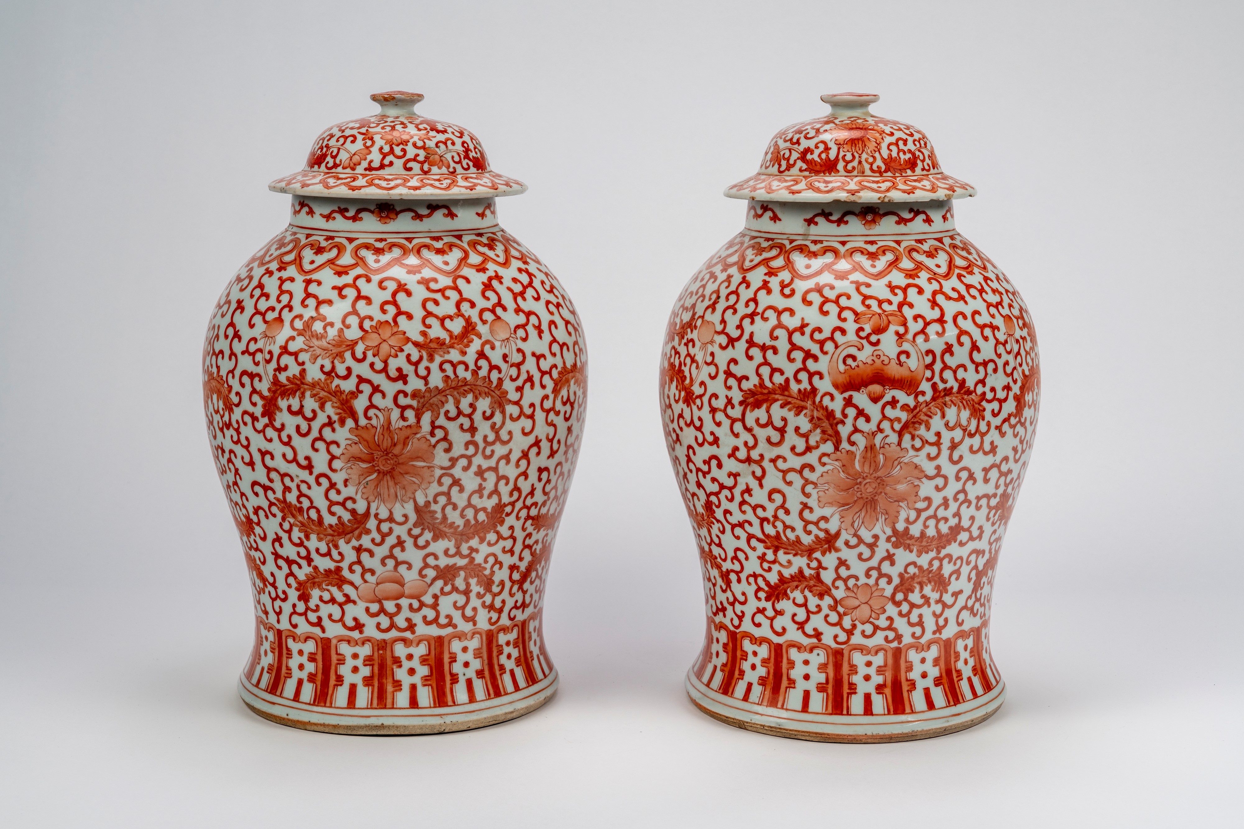 Coppia di vasi a balaustro con coperchio in porcellana, decoro in rosso ferro, Cina, tarda dinast...