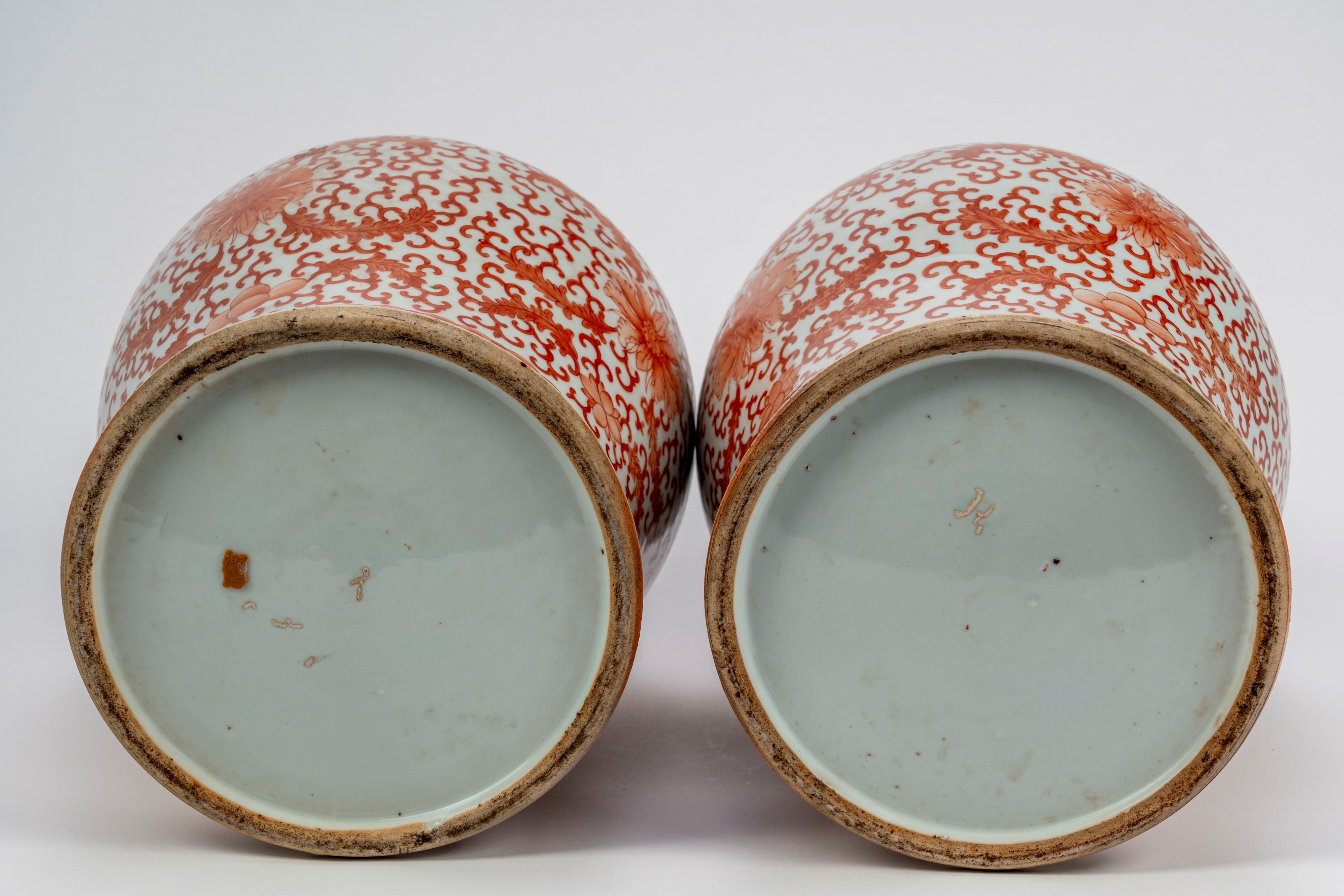 Coppia di vasi a balaustro con coperchio in porcellana, decoro in rosso ferro, Cina, tarda dinast...