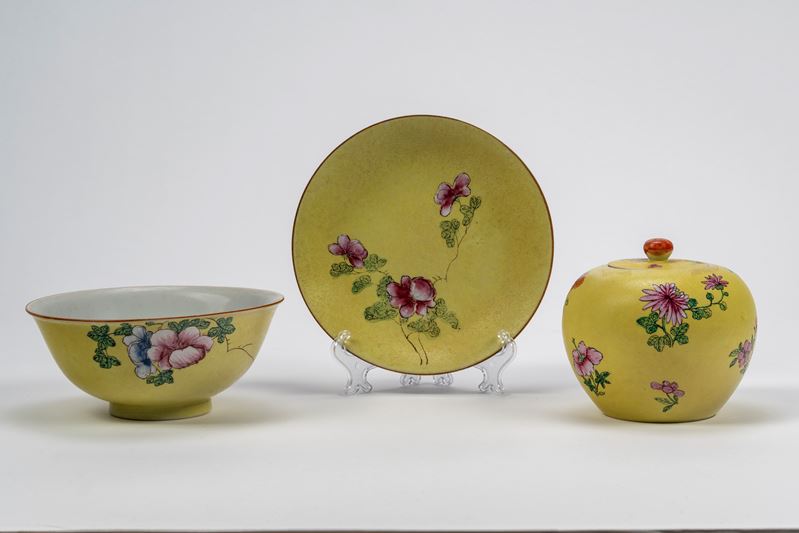 Gruppo di tre porcellane composto da piatto, ciotola e potiche a sfondo giallo limone e inciso co...