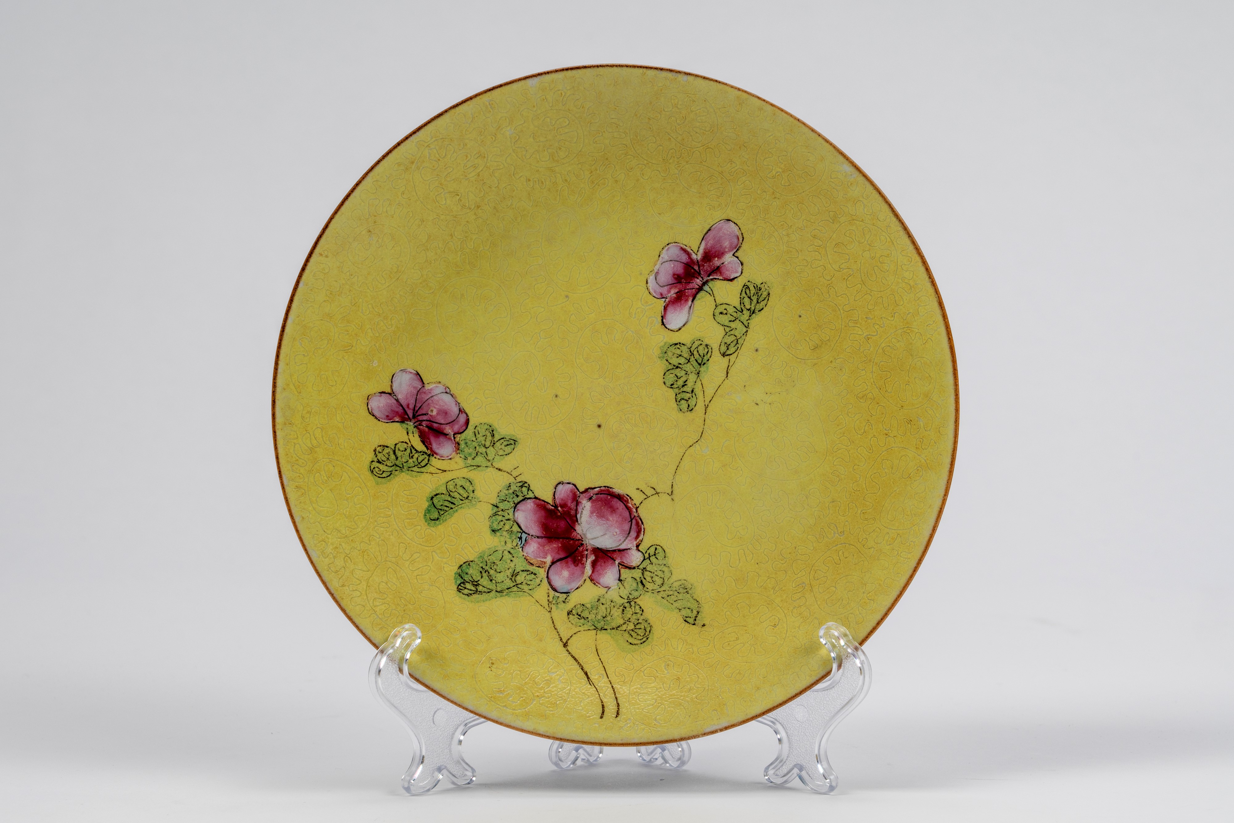 Gruppo di tre porcellane composto da piatto, ciotola e potiche a sfondo giallo limone e inciso co...