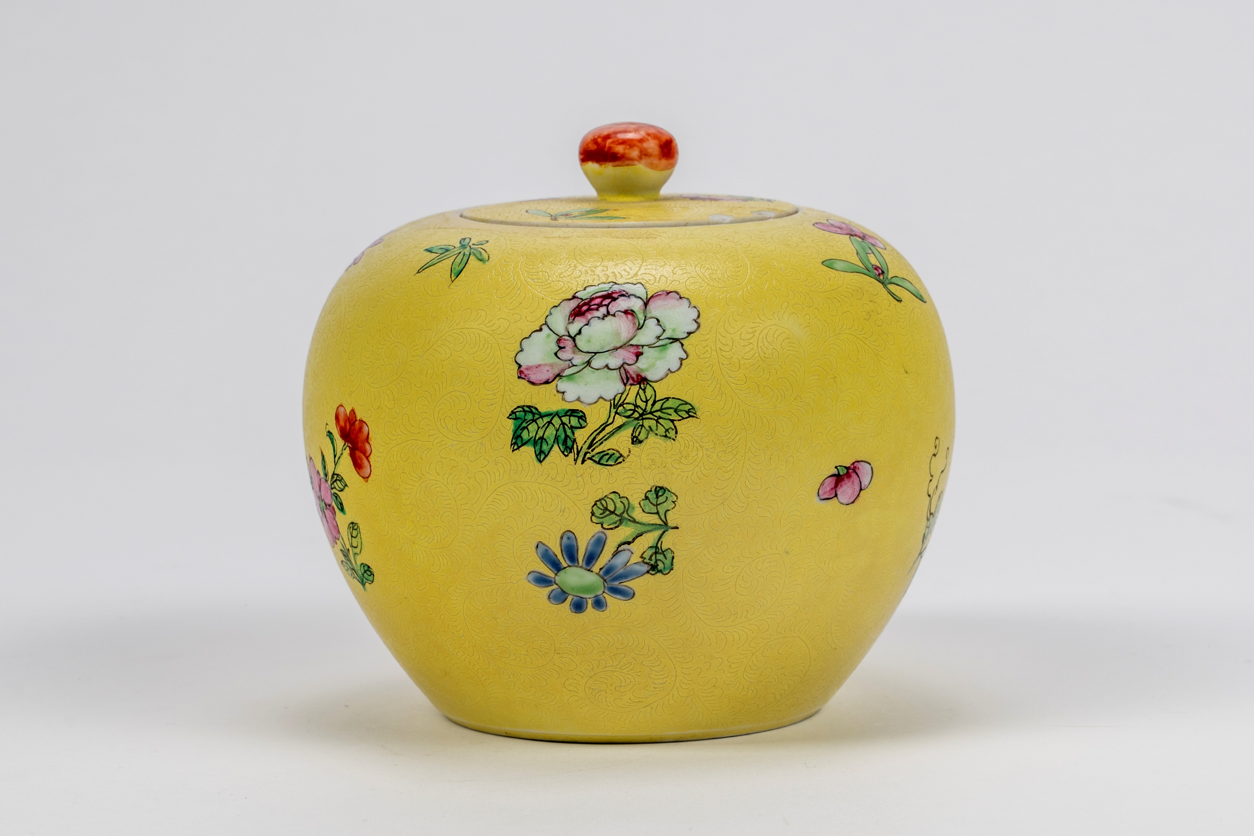 Gruppo di tre porcellane composto da piatto, ciotola e potiche a sfondo giallo limone e inciso co...