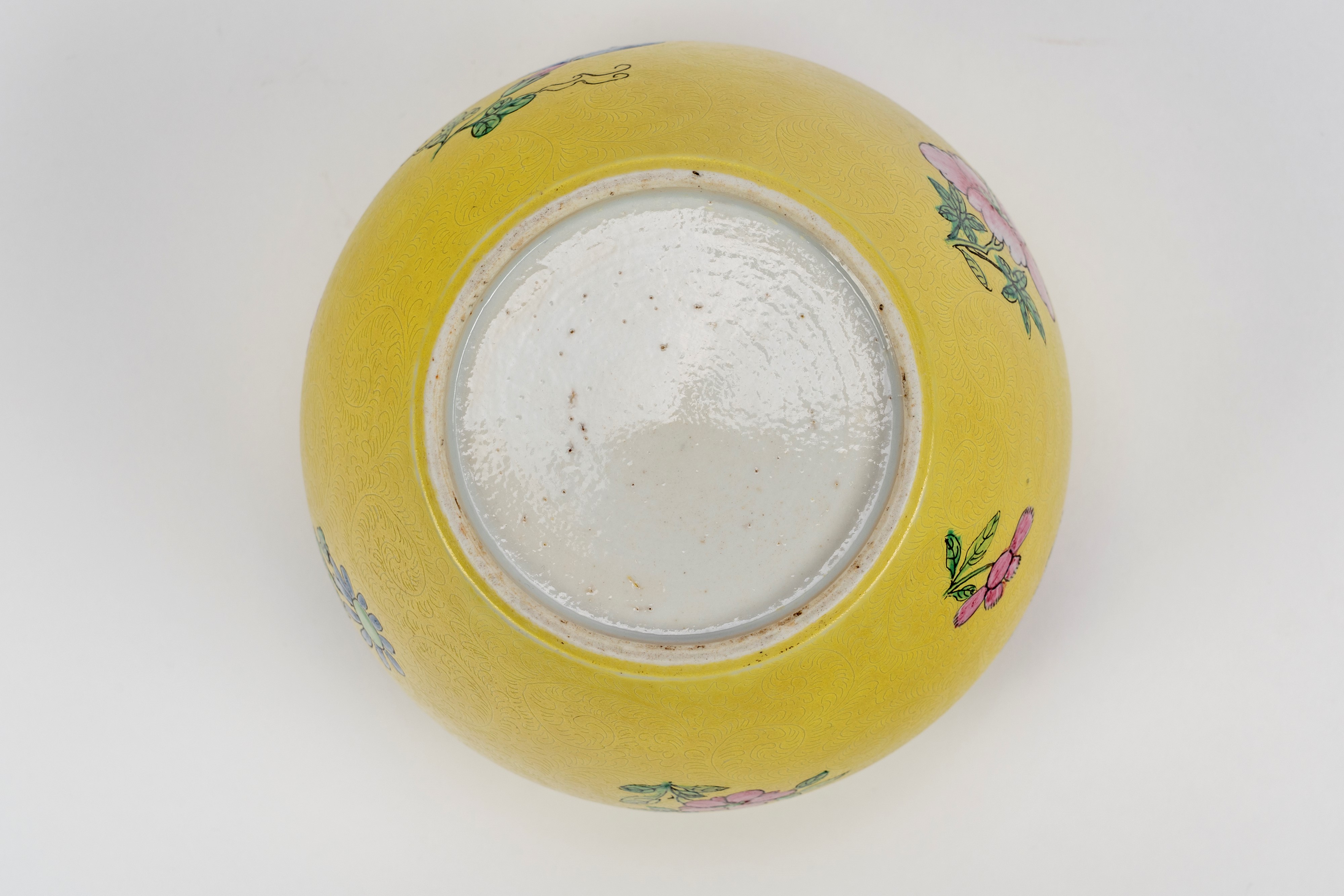 Gruppo di tre porcellane composto da piatto, ciotola e potiche a sfondo giallo limone e inciso co...