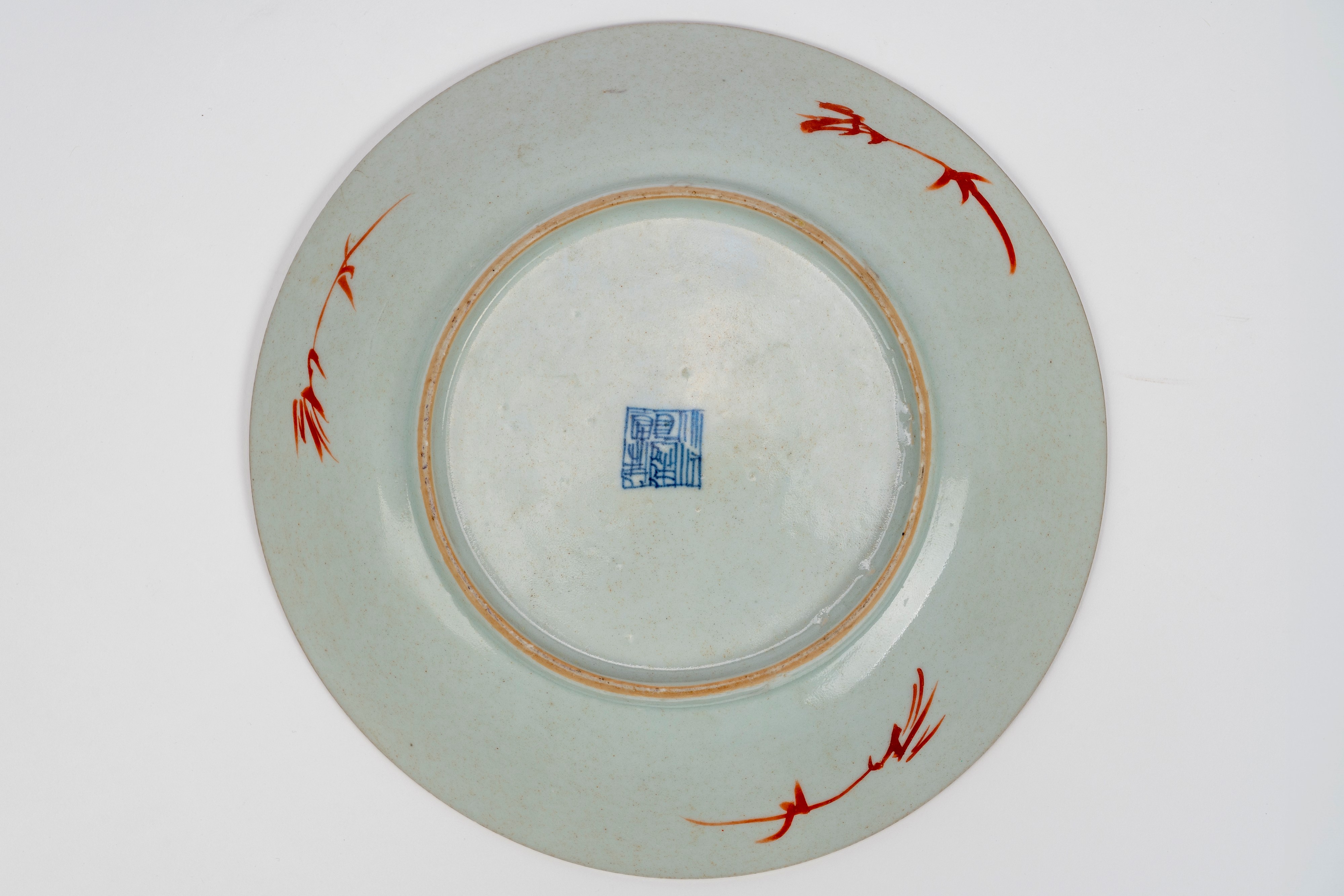 Gruppo di tre porcellane composto da piatto, ciotola e potiche a sfondo giallo limone e inciso co...