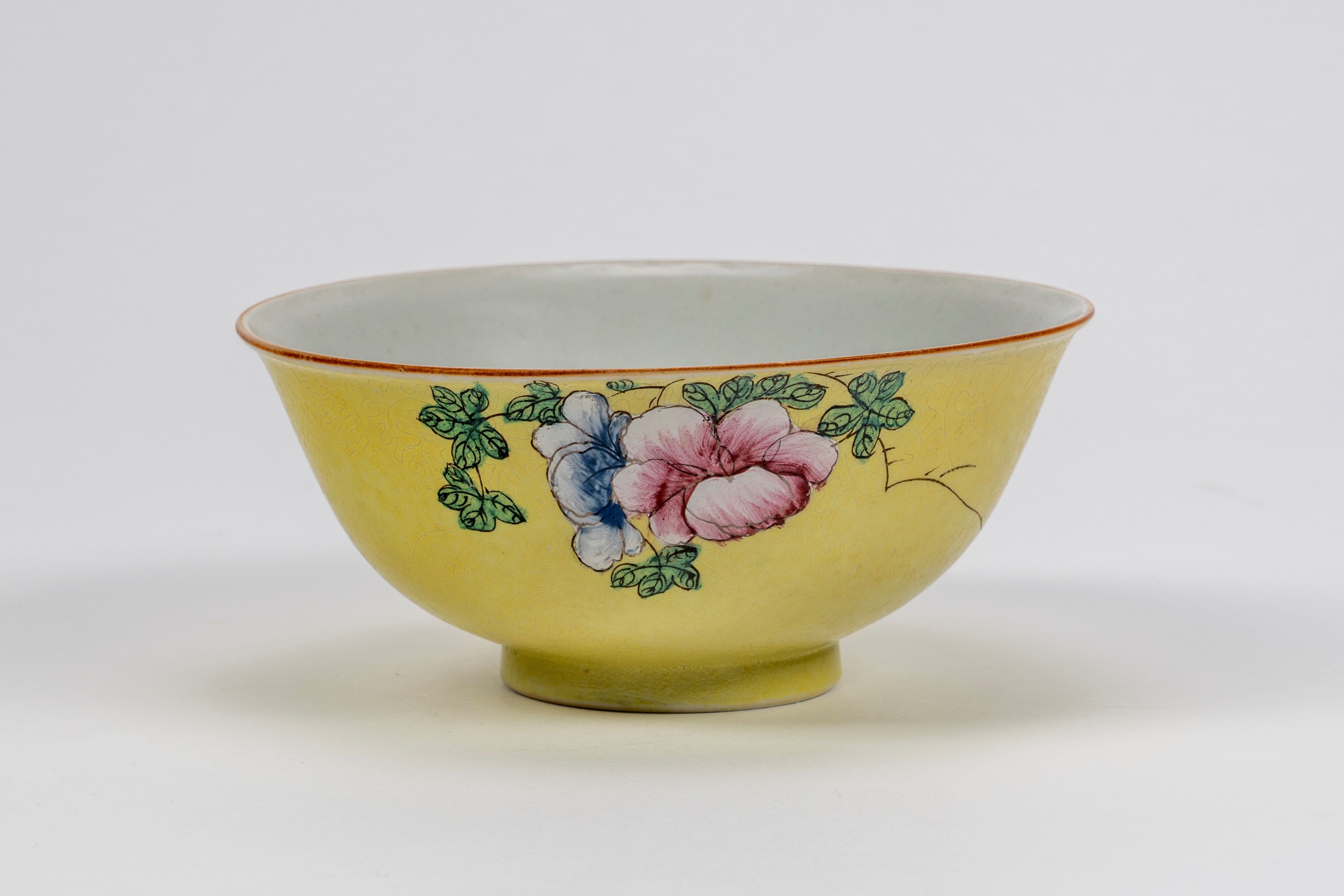 Gruppo di tre porcellane composto da piatto, ciotola e potiche a sfondo giallo limone e inciso co...