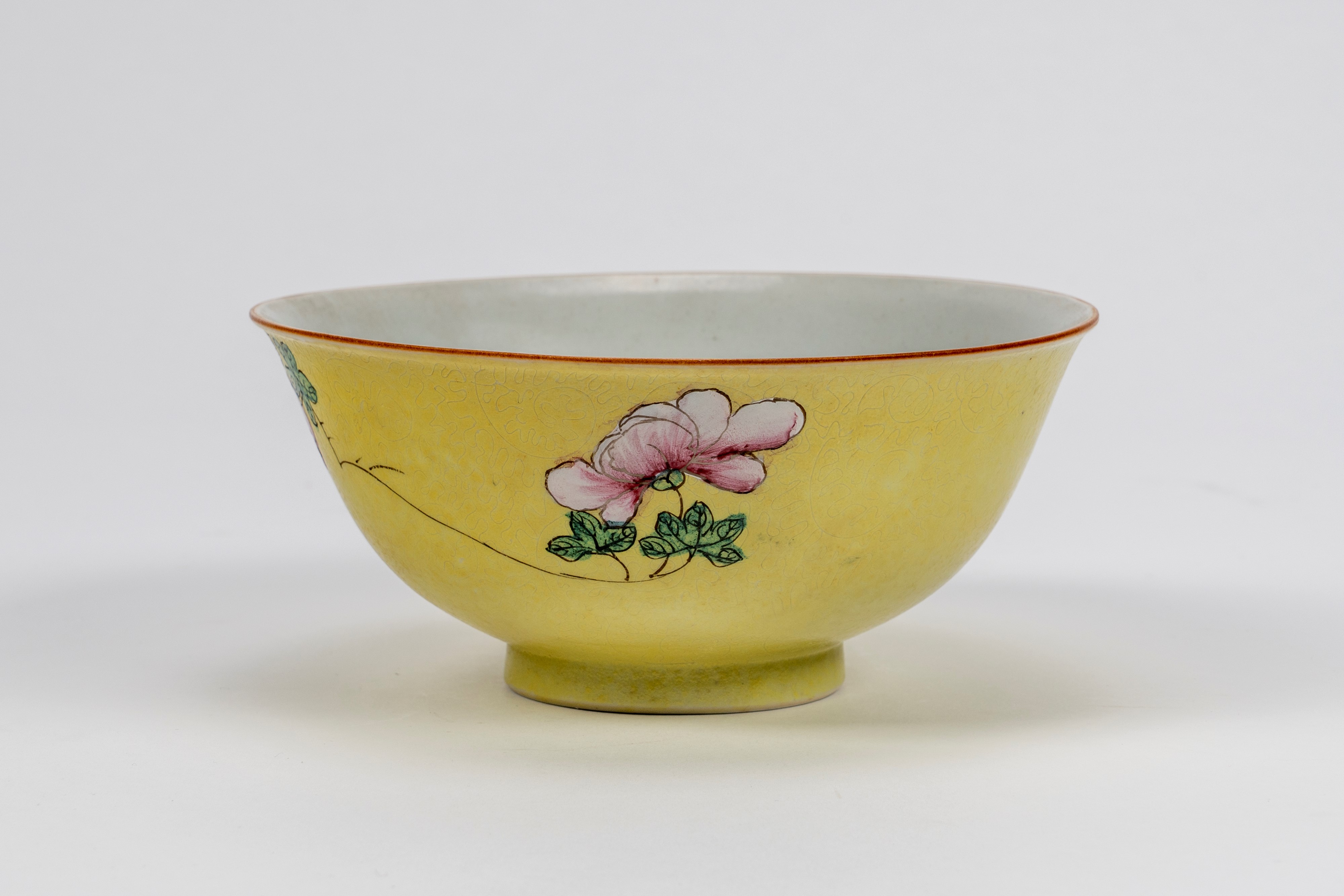 Gruppo di tre porcellane composto da piatto, ciotola e potiche a sfondo giallo limone e inciso co...