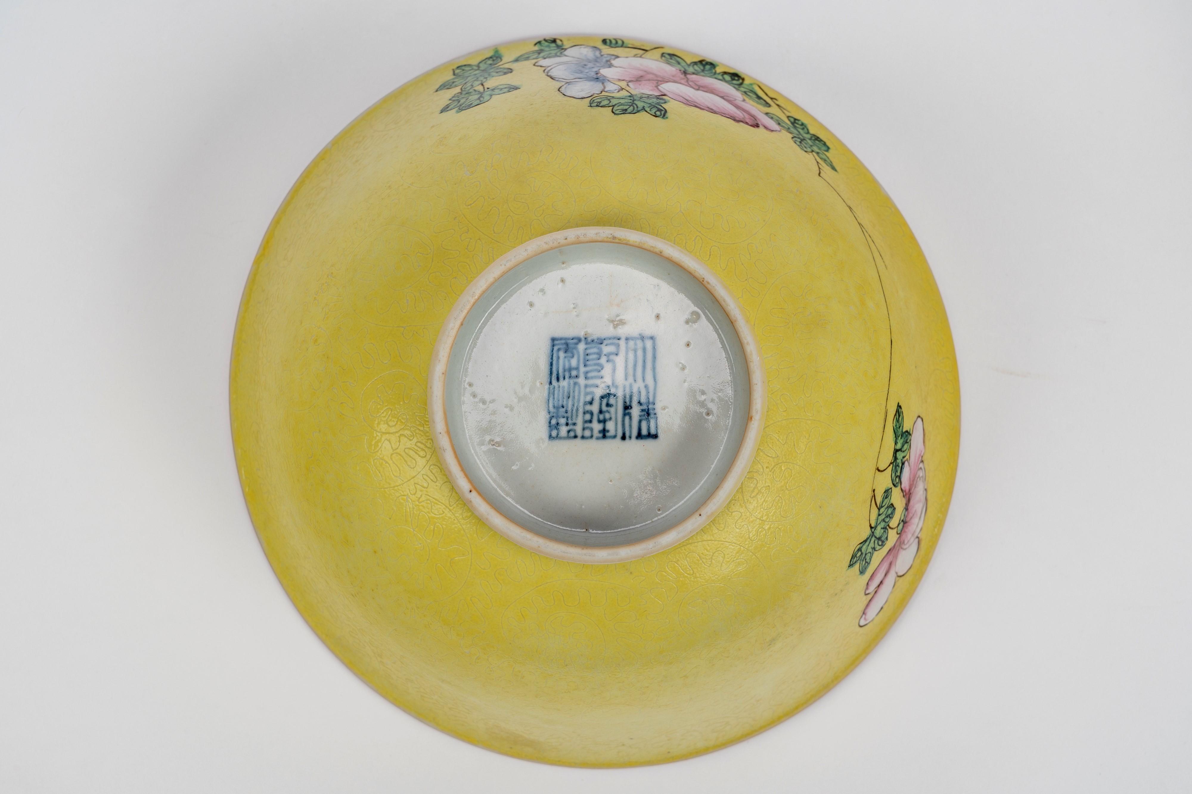 Gruppo di tre porcellane composto da piatto, ciotola e potiche a sfondo giallo limone e inciso co...