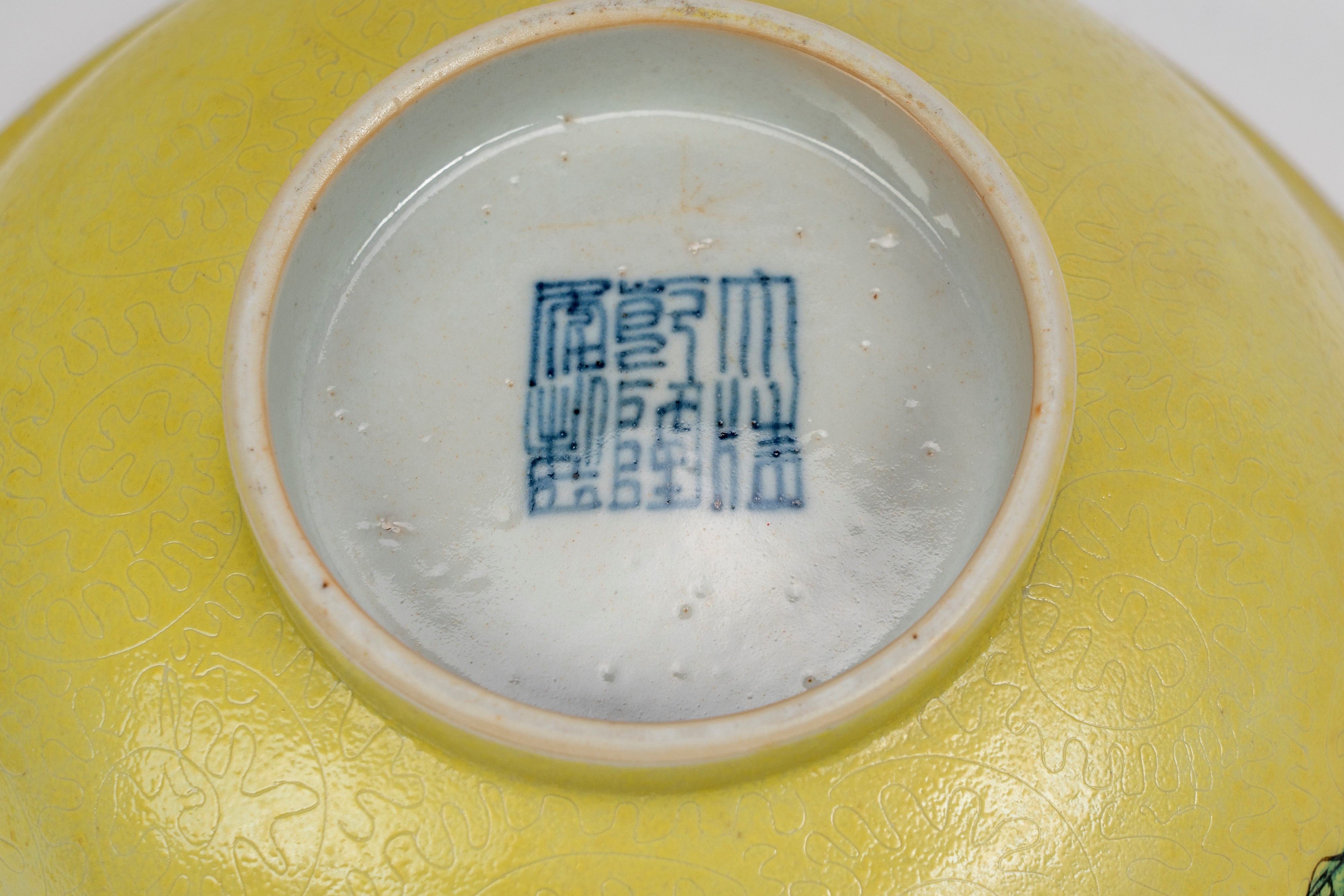 Gruppo di tre porcellane composto da piatto, ciotola e potiche a sfondo giallo limone e inciso co...