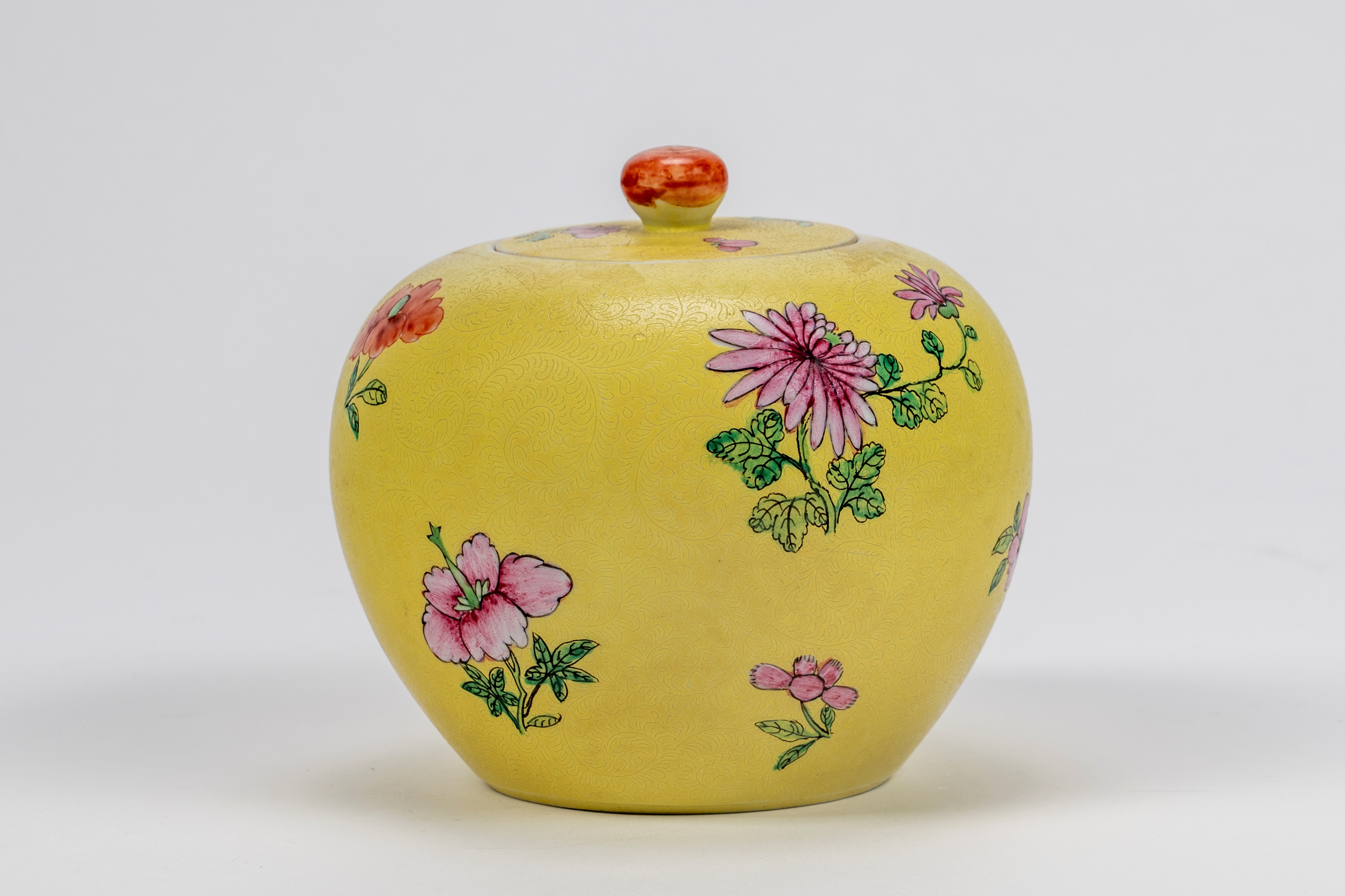 Gruppo di tre porcellane composto da piatto, ciotola e potiche a sfondo giallo limone e inciso co...