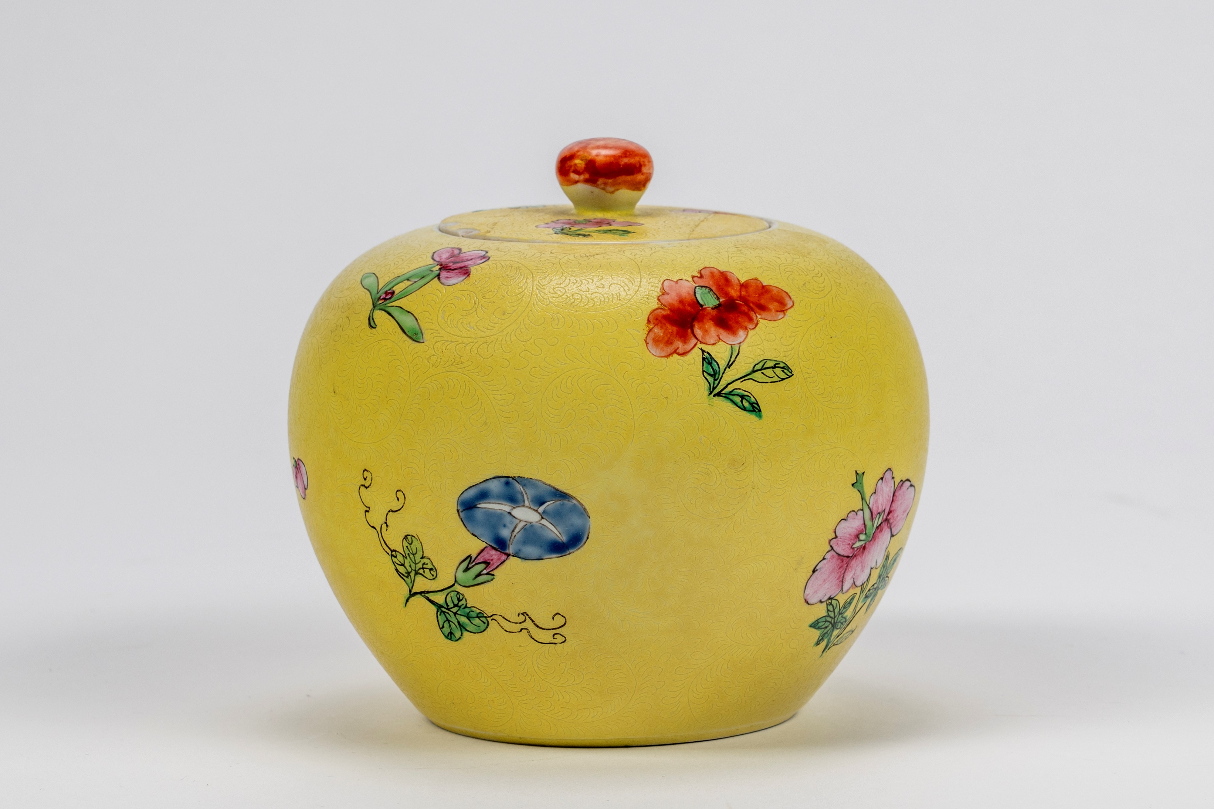 Gruppo di tre porcellane composto da piatto, ciotola e potiche a sfondo giallo limone e inciso co...