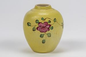 Piccolo vaso famiglia rosa a sfondo giallo limone, con volute anhua, Cina dinastia Qing