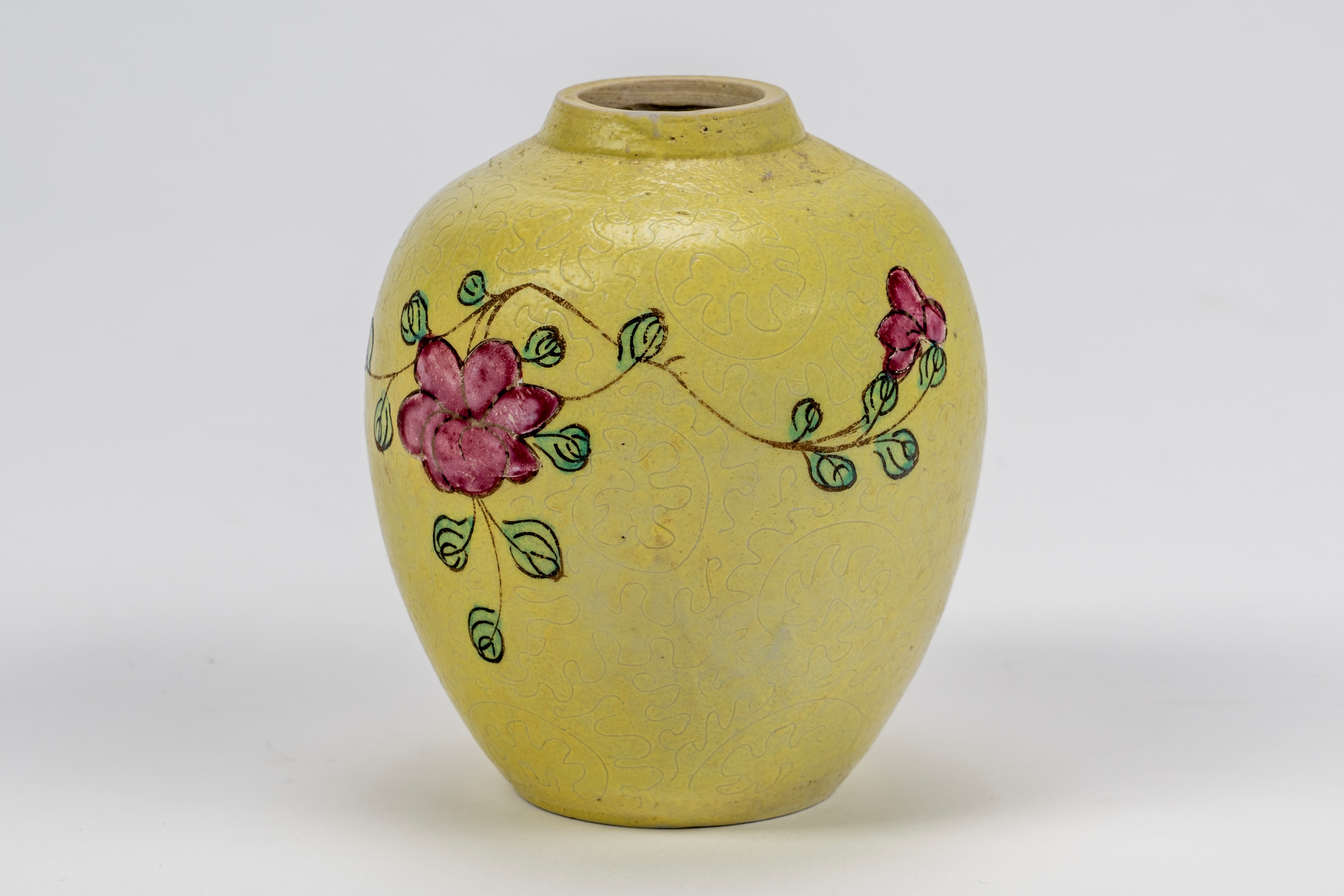 Piccolo vaso famiglia rosa a sfondo giallo limone, con volute anhua, Cina dinastia Qing