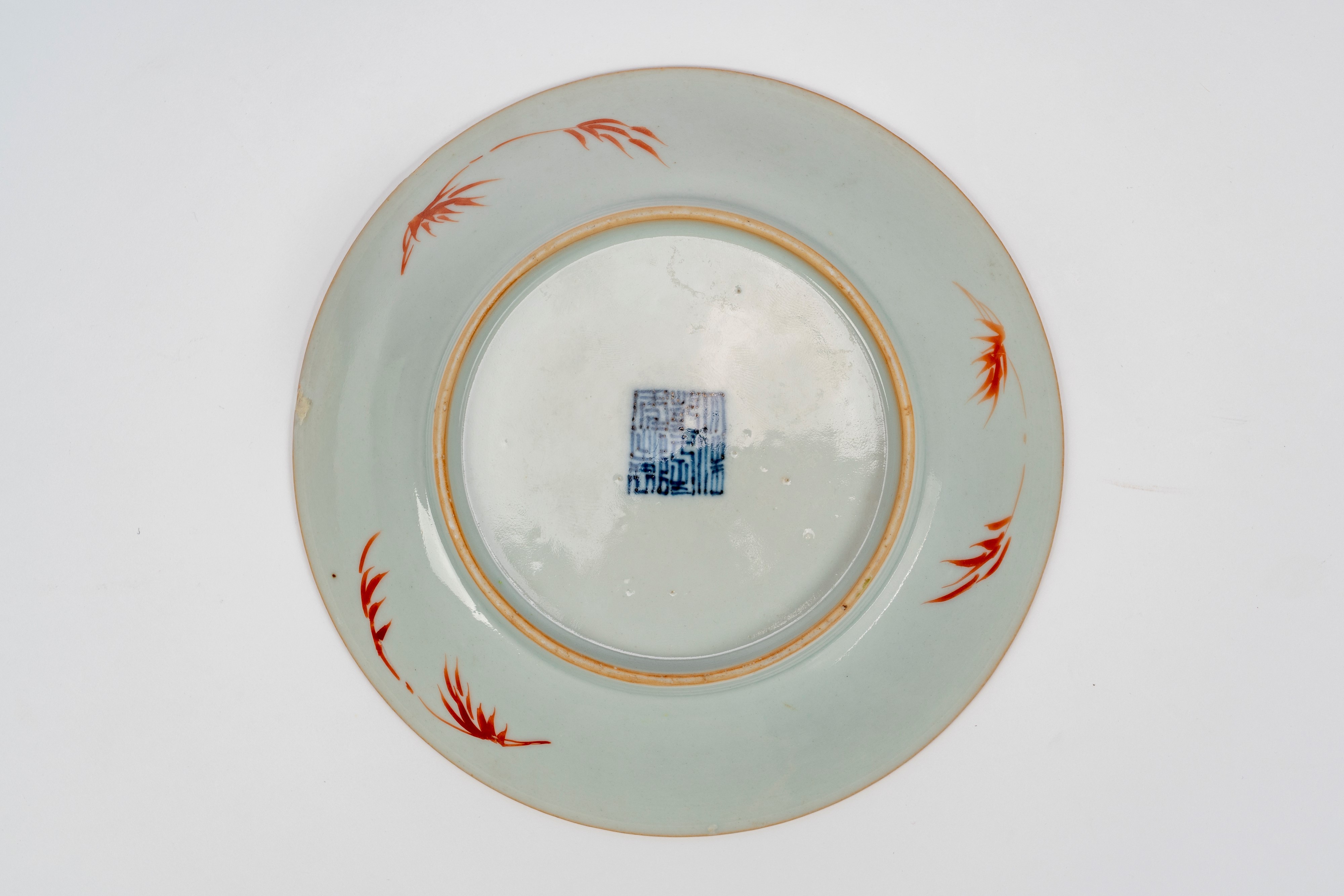 Gruppo di due porcellane composto da piatto e ciotola a sfondo lime e inciso con motivo a viticci...