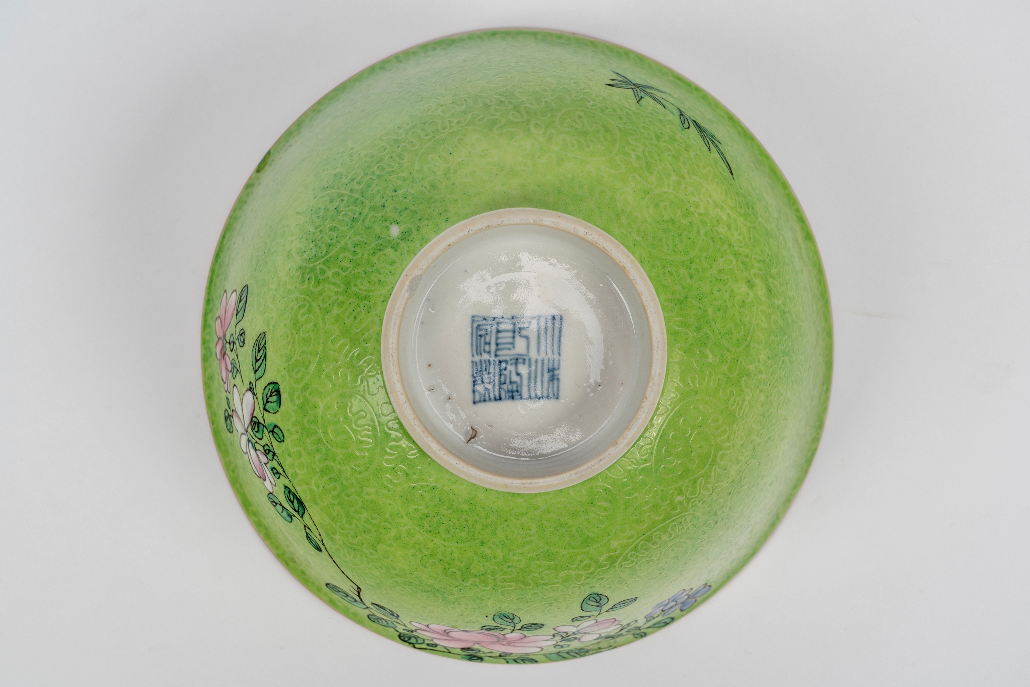 Gruppo di due porcellane composto da piatto e ciotola a sfondo lime e inciso con motivo a viticci...