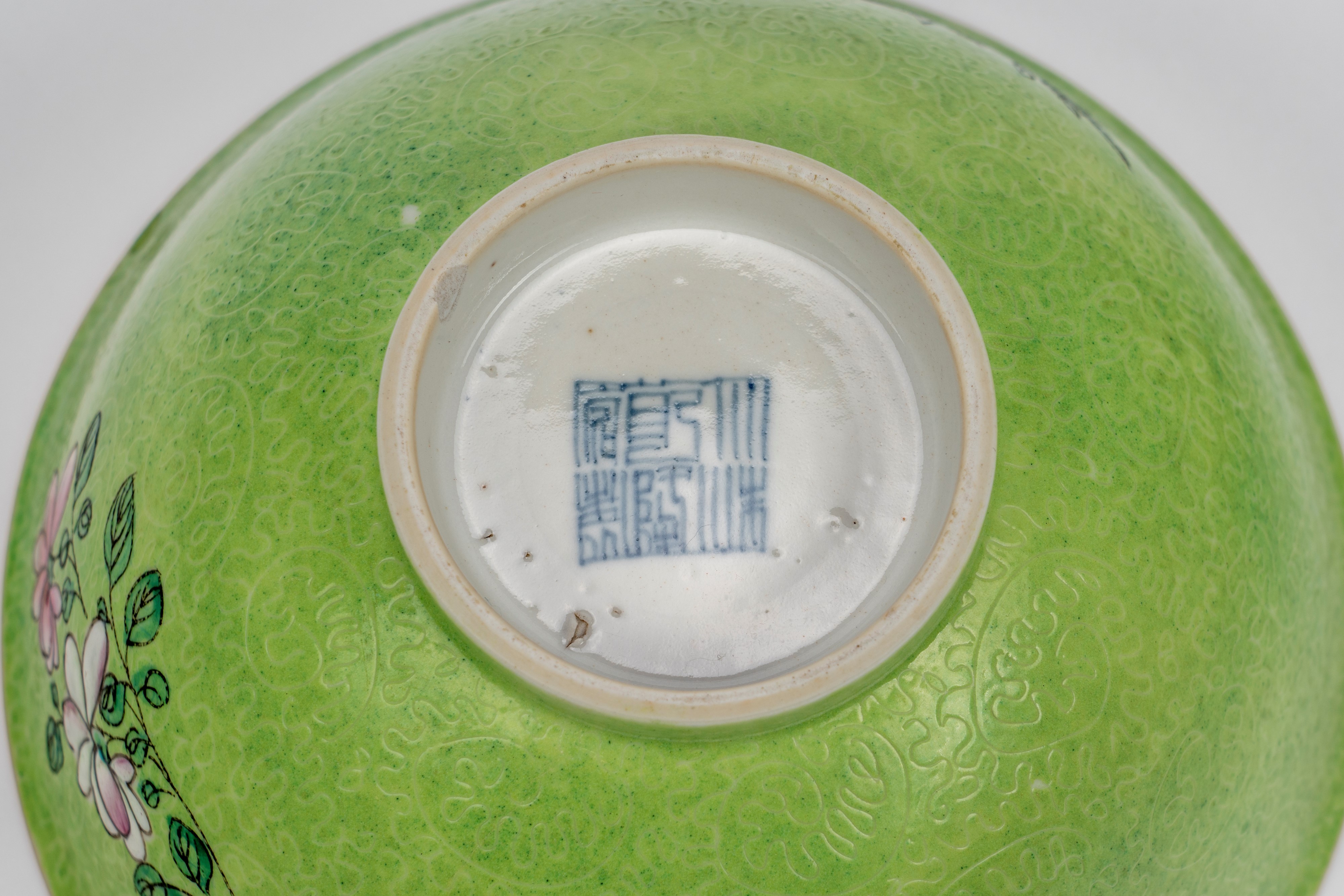 Gruppo di due porcellane composto da piatto e ciotola a sfondo lime e inciso con motivo a viticci...