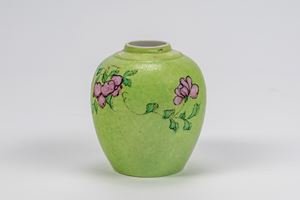 Piccolo vaso famiglia rosa a sfondo verde mela, con volute anhua, Cina dinastia Qing