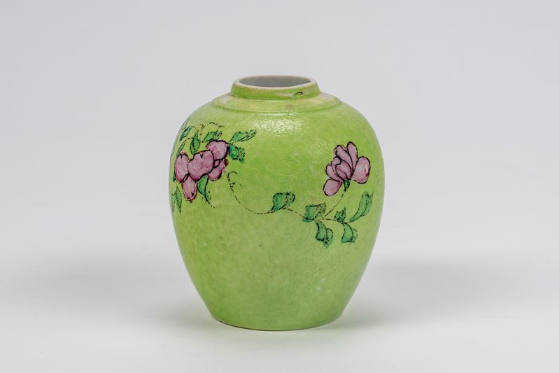 Piccolo vaso famiglia rosa a sfondo verde mela, con volute anhua, Cina dinastia Qing
