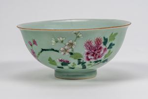 Ciotola in porcellana famiglia rosa a fondo celadon, Cina, dinastia Qing