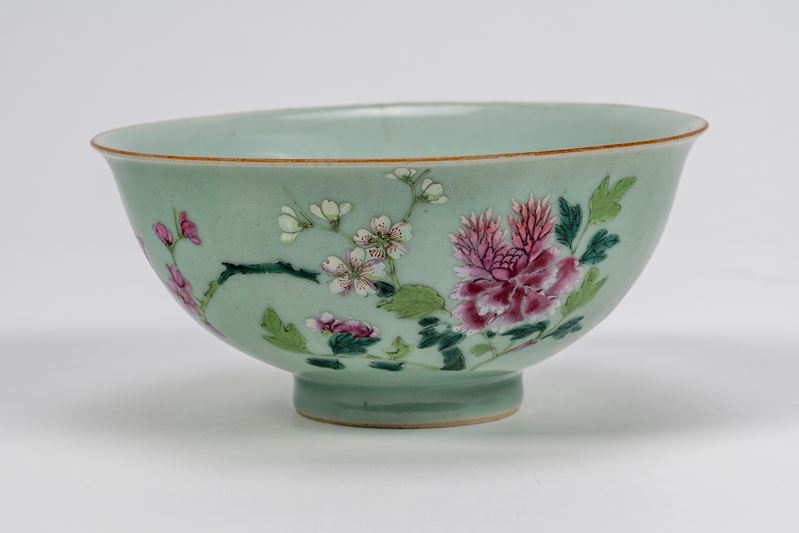 Ciotola in porcellana famiglia rosa a fondo celadon, Cina, dinastia Qing