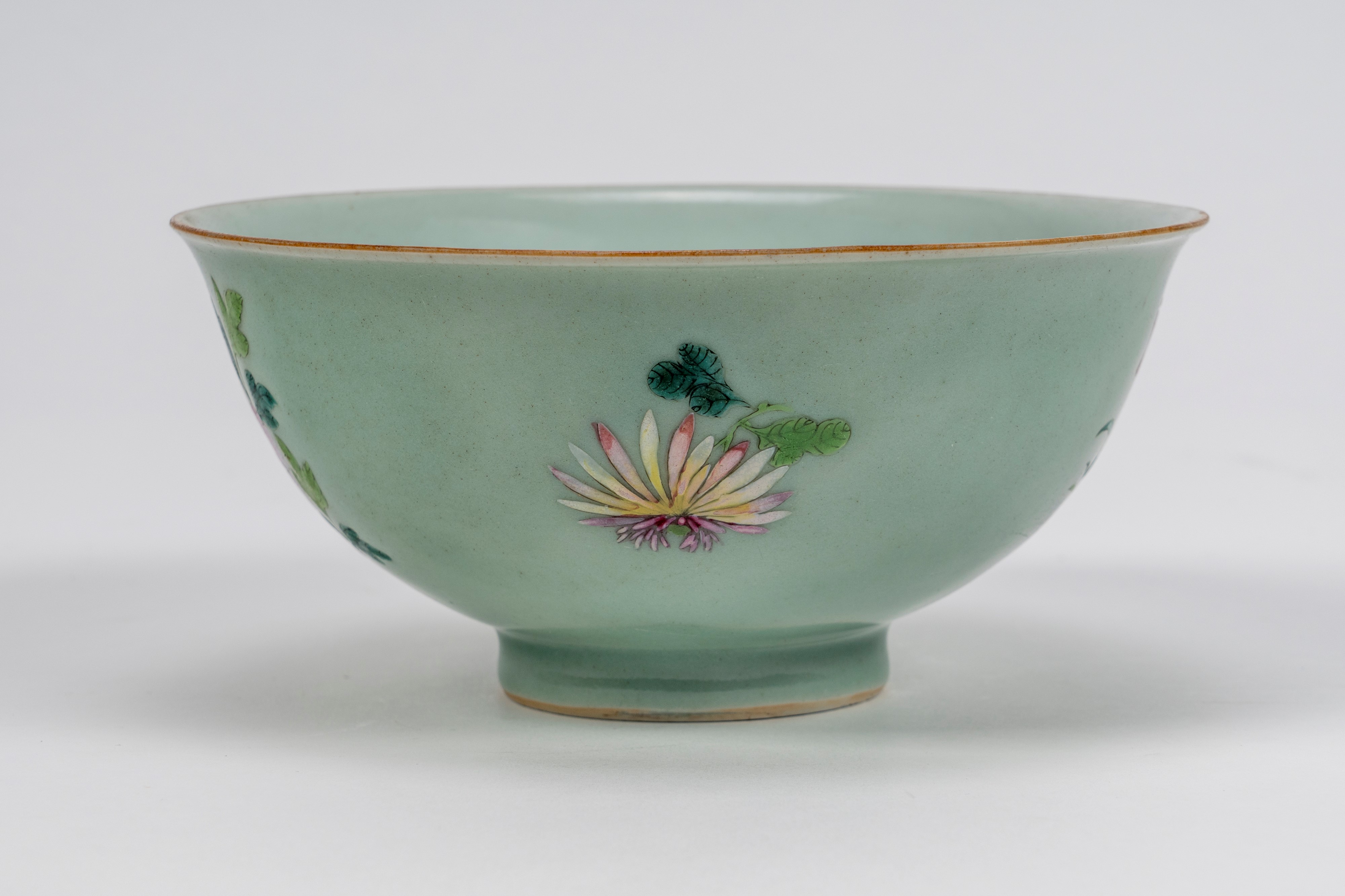 Ciotola in porcellana famiglia rosa a fondo celadon, Cina, dinastia Qing