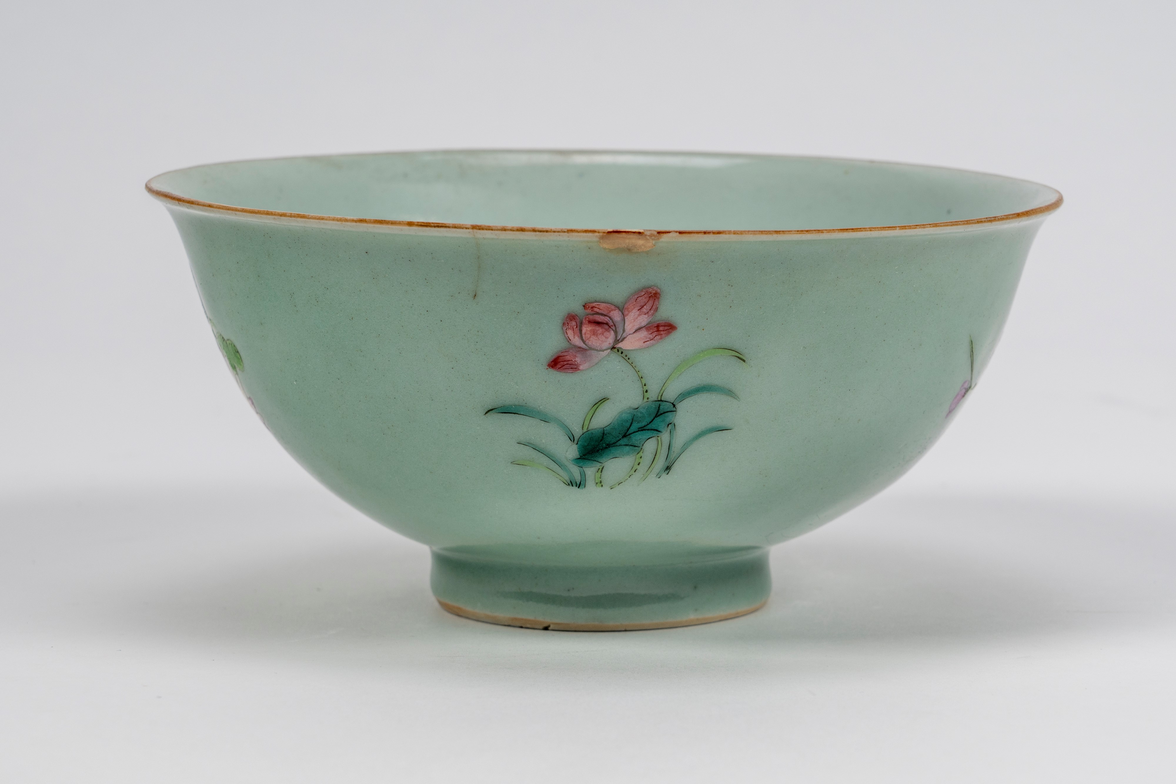 Ciotola in porcellana famiglia rosa a fondo celadon, Cina, dinastia Qing